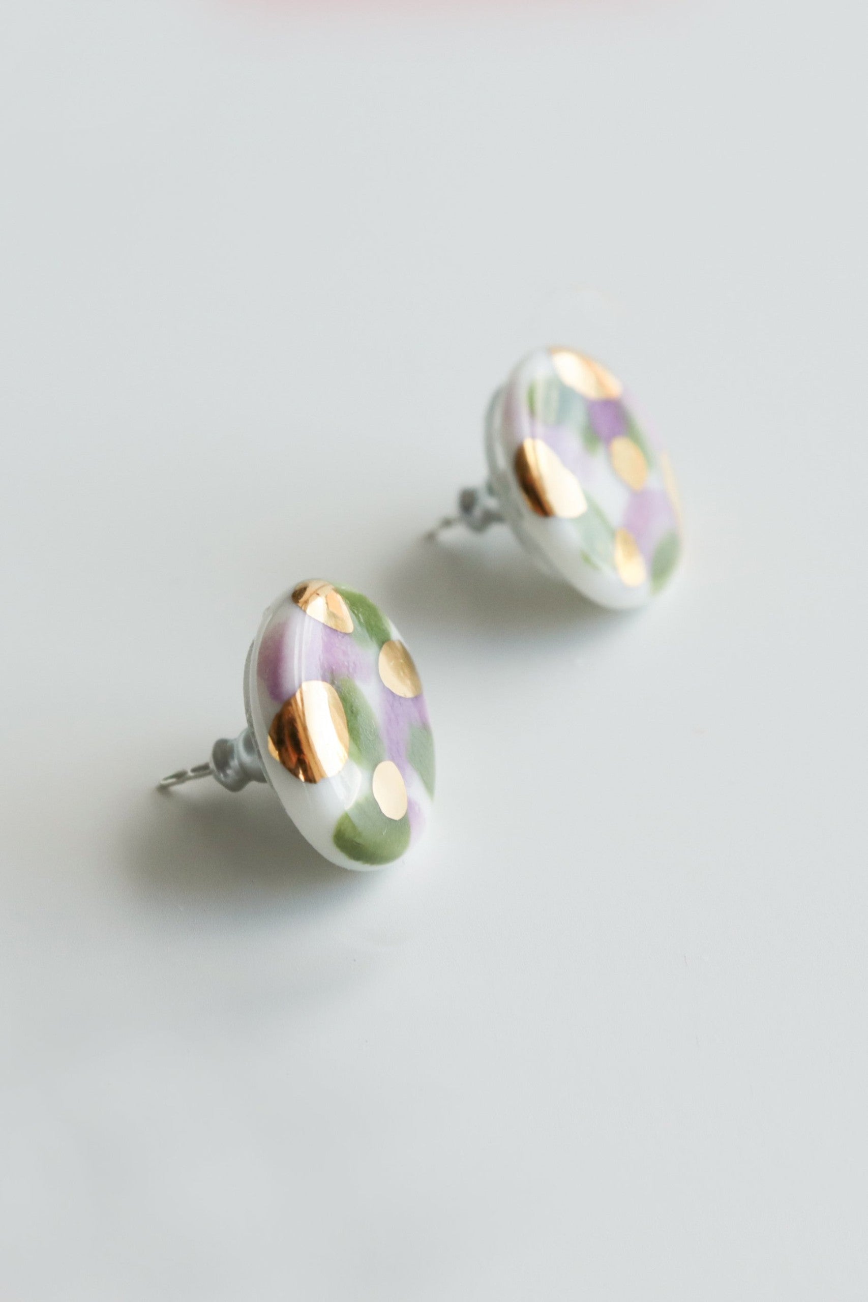 Puces d'oreilles Tache en porcelaine vert et violet, vue finale