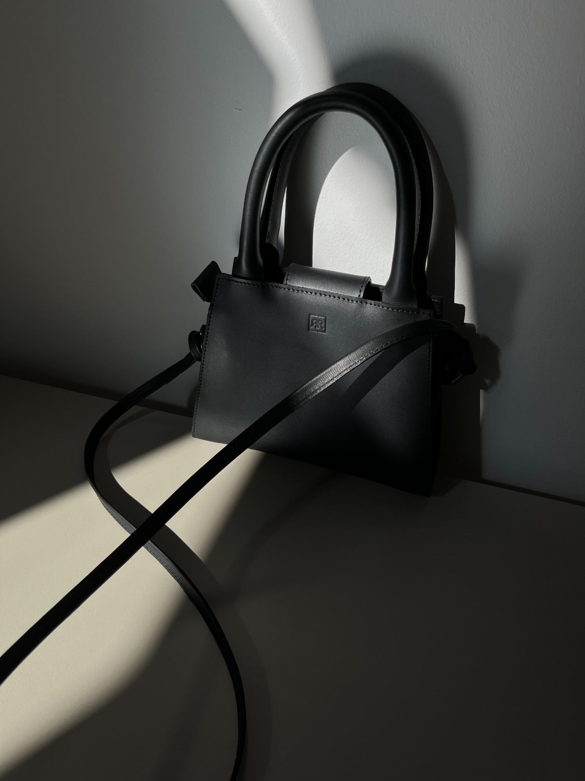 Mini sac à main en cuir RR, porté à la main détail de la poignée