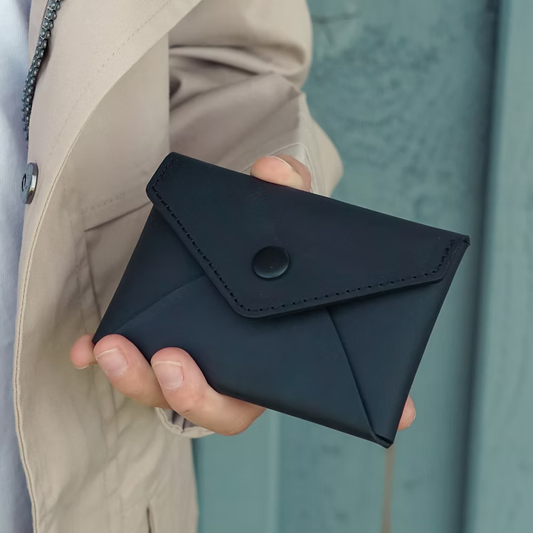 Petit portefeuille en cuir noir design enveloppe