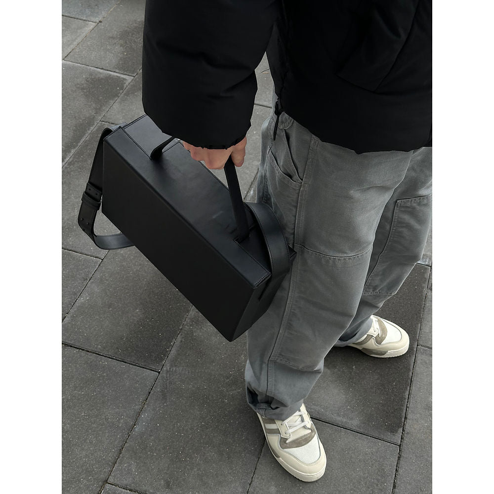 Sac BOX en cuir structuré géométrique RR, détail finitions