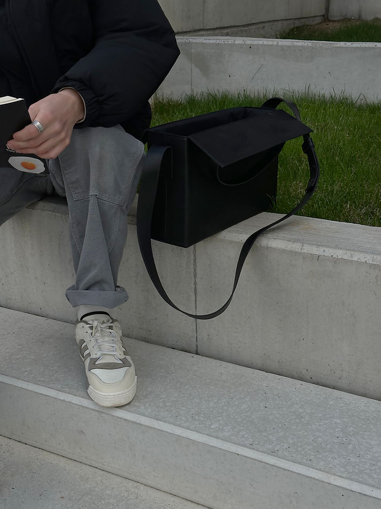 Sac BOX en cuir structuré géométrique RR, vue rapprochée
