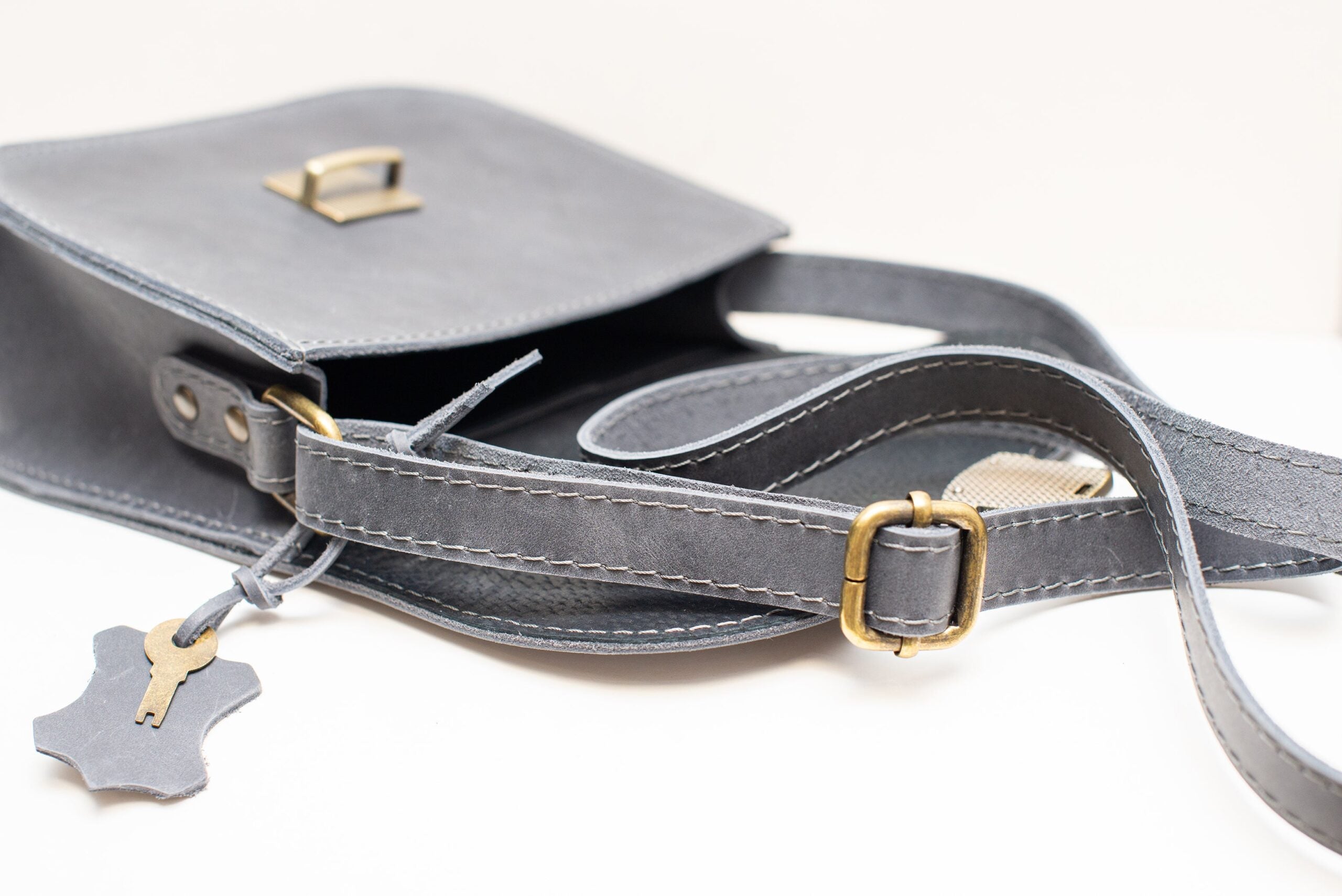 Sac selle en cuir naturel gris, modèle L, vue 9