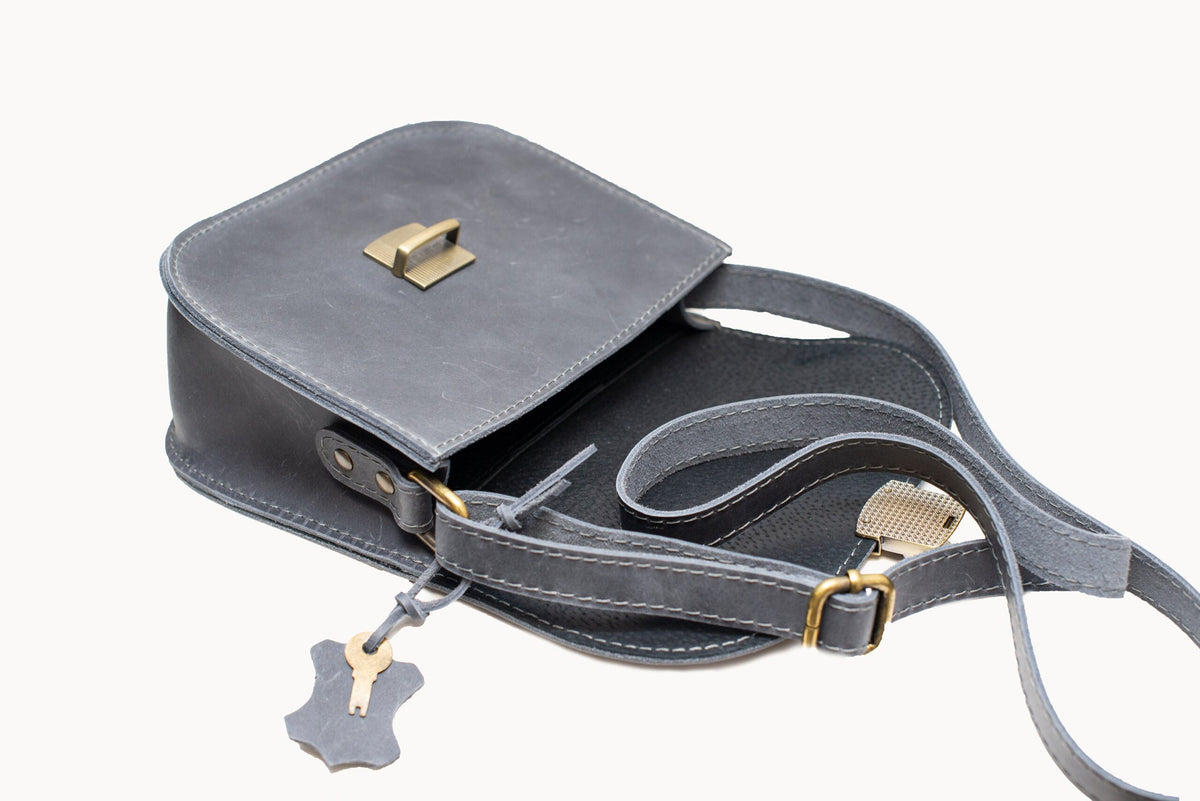 Sac selle en cuir naturel gris, modèle M, vue 8