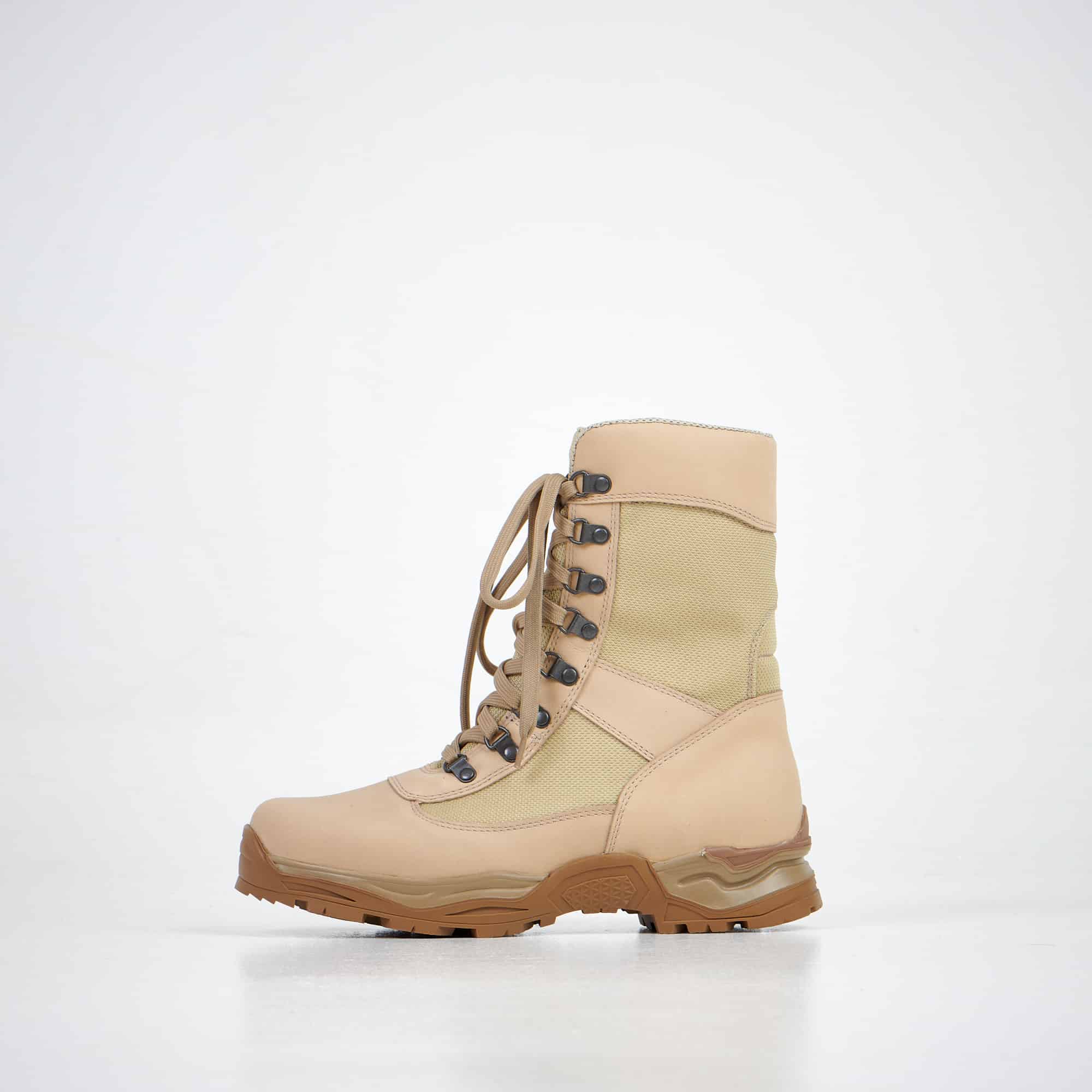 Desert boots en cuir noir avec fermeture zip latérale, vue de profil