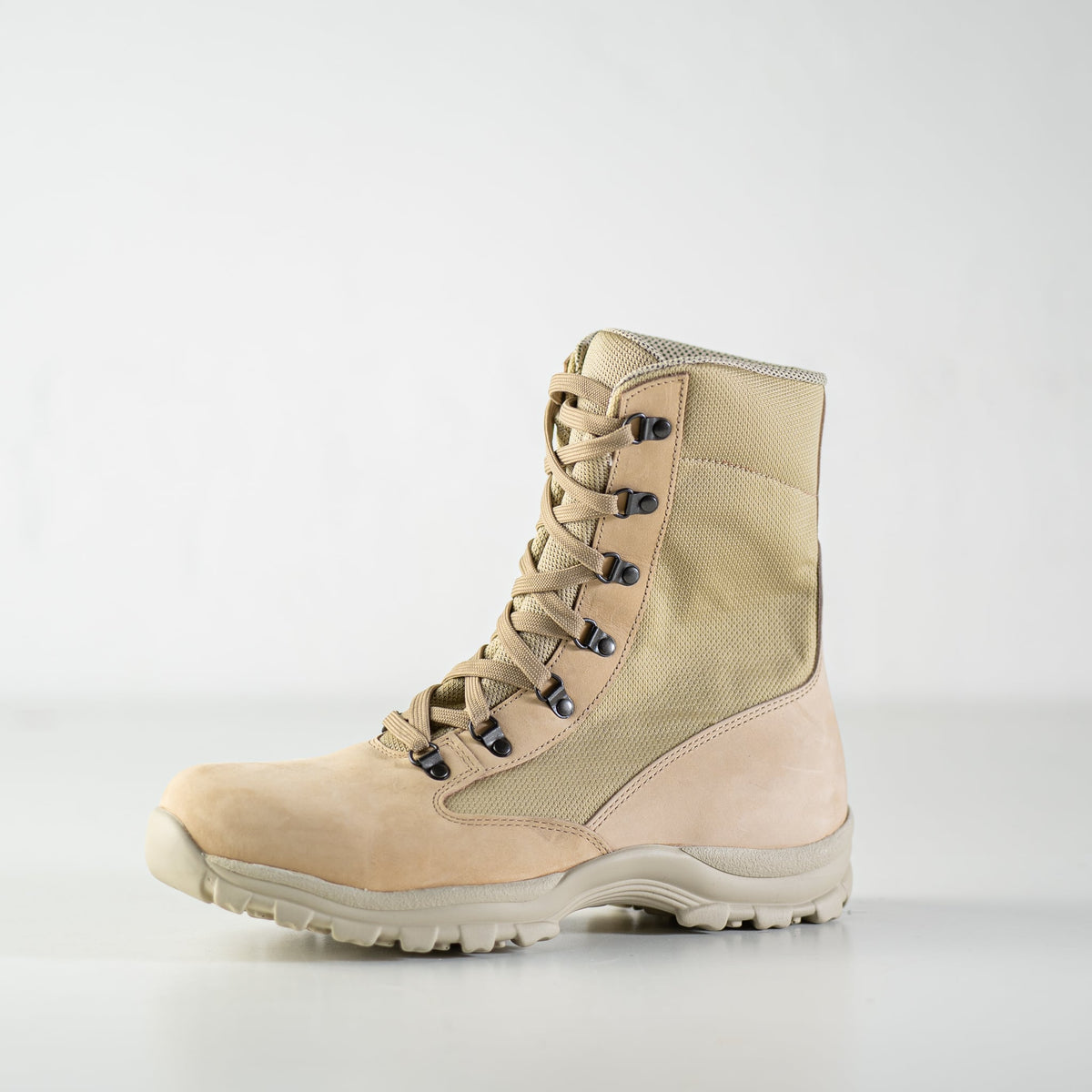 Desert boots en cuir beige clair, détail du col et des lacets