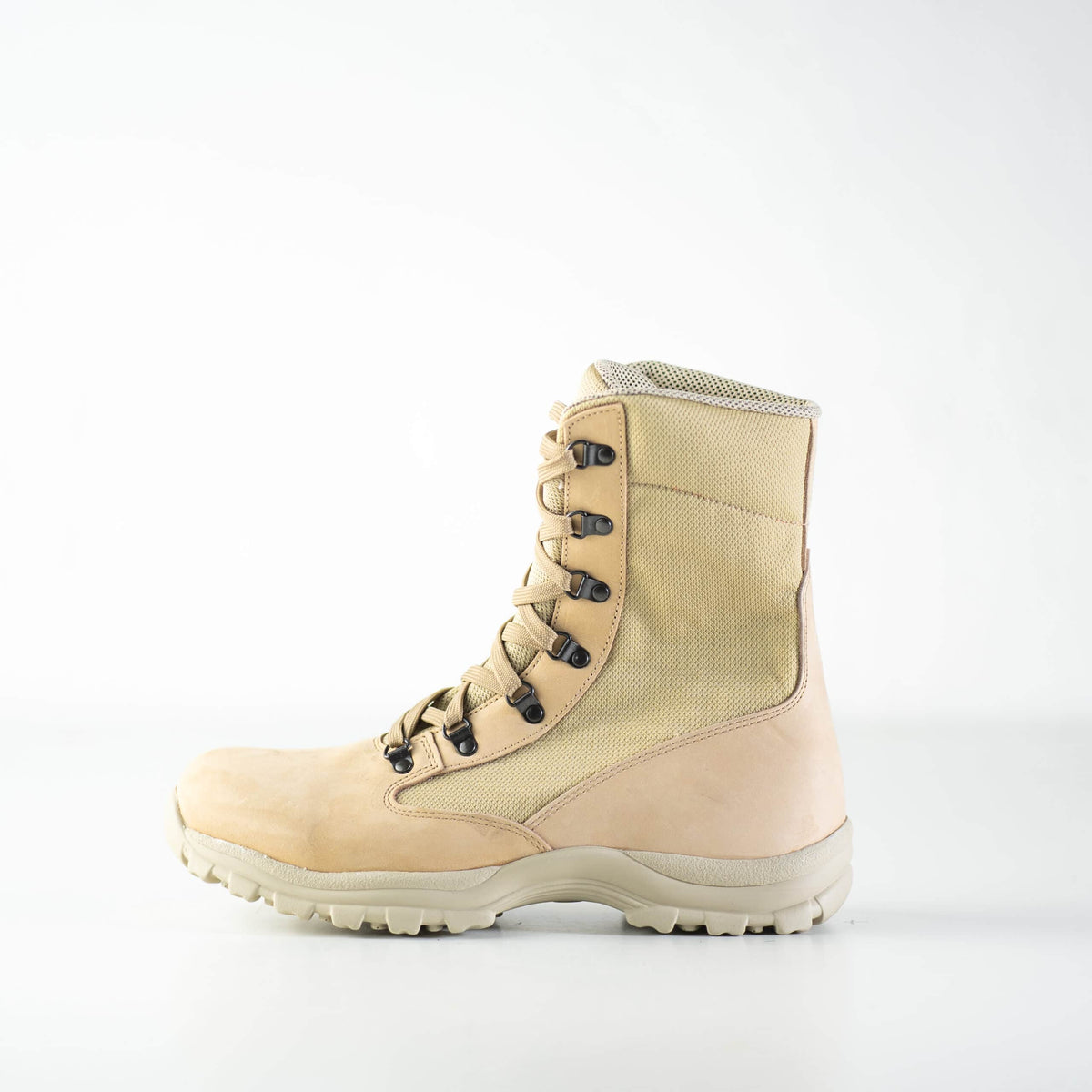 Desert boots en nubuck sable et toile, vue de profil sur fond studio