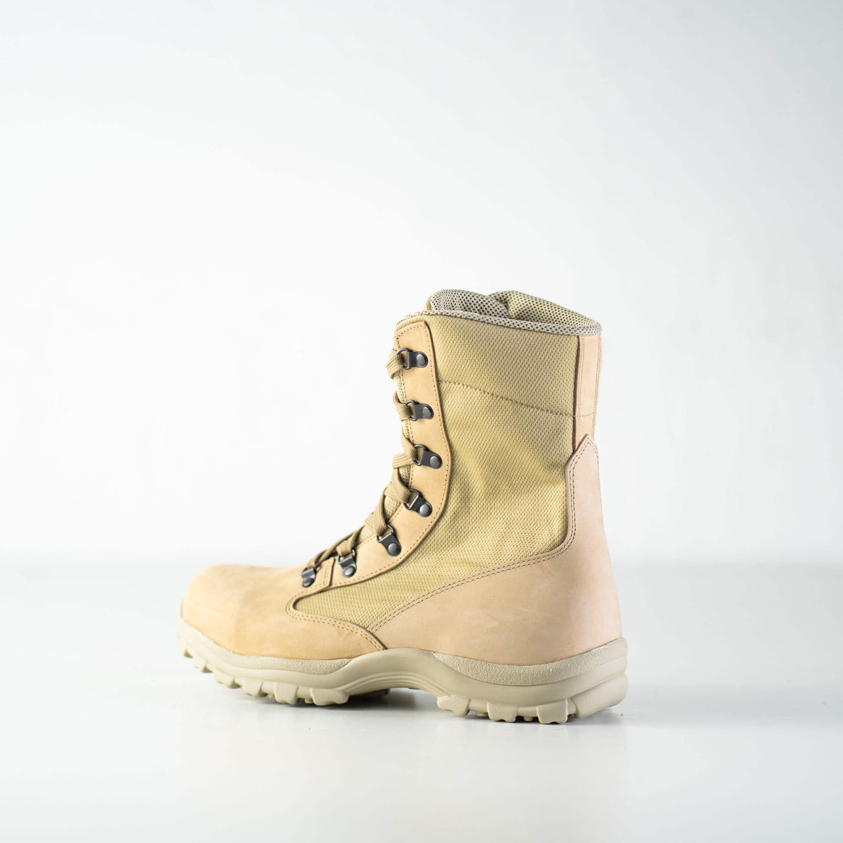 Desert boots en cuir beige clair, vue de face