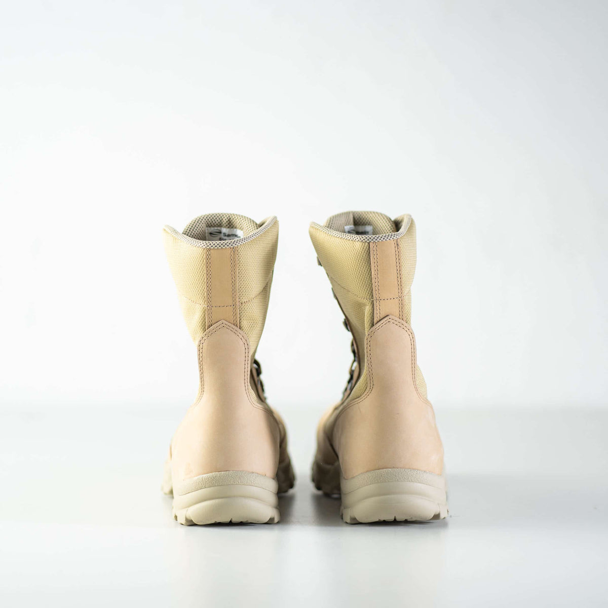 Desert boots en cuir beige clair, vue de la semelle crêpe