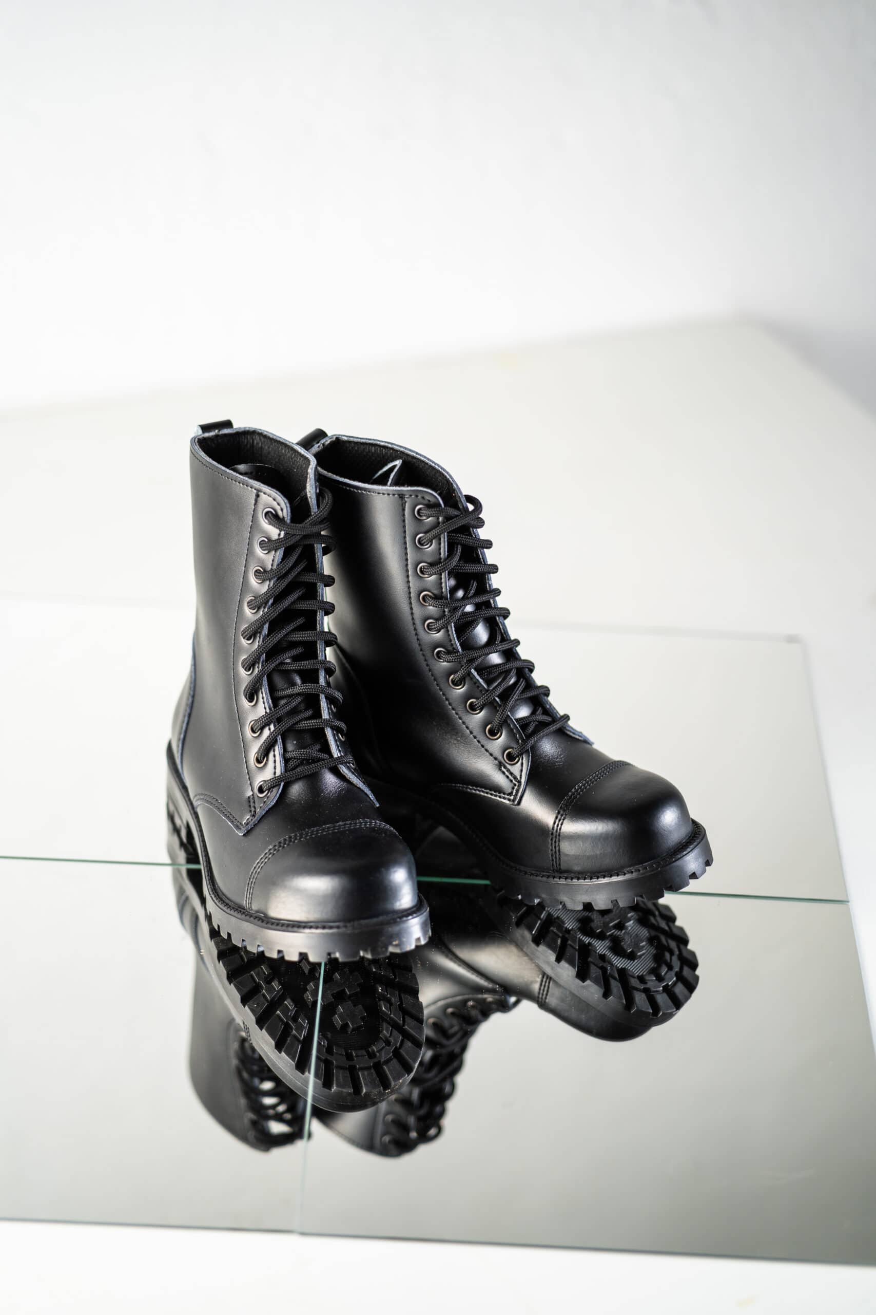 Bottines en cuir noir à semelle crantée, vue de côté