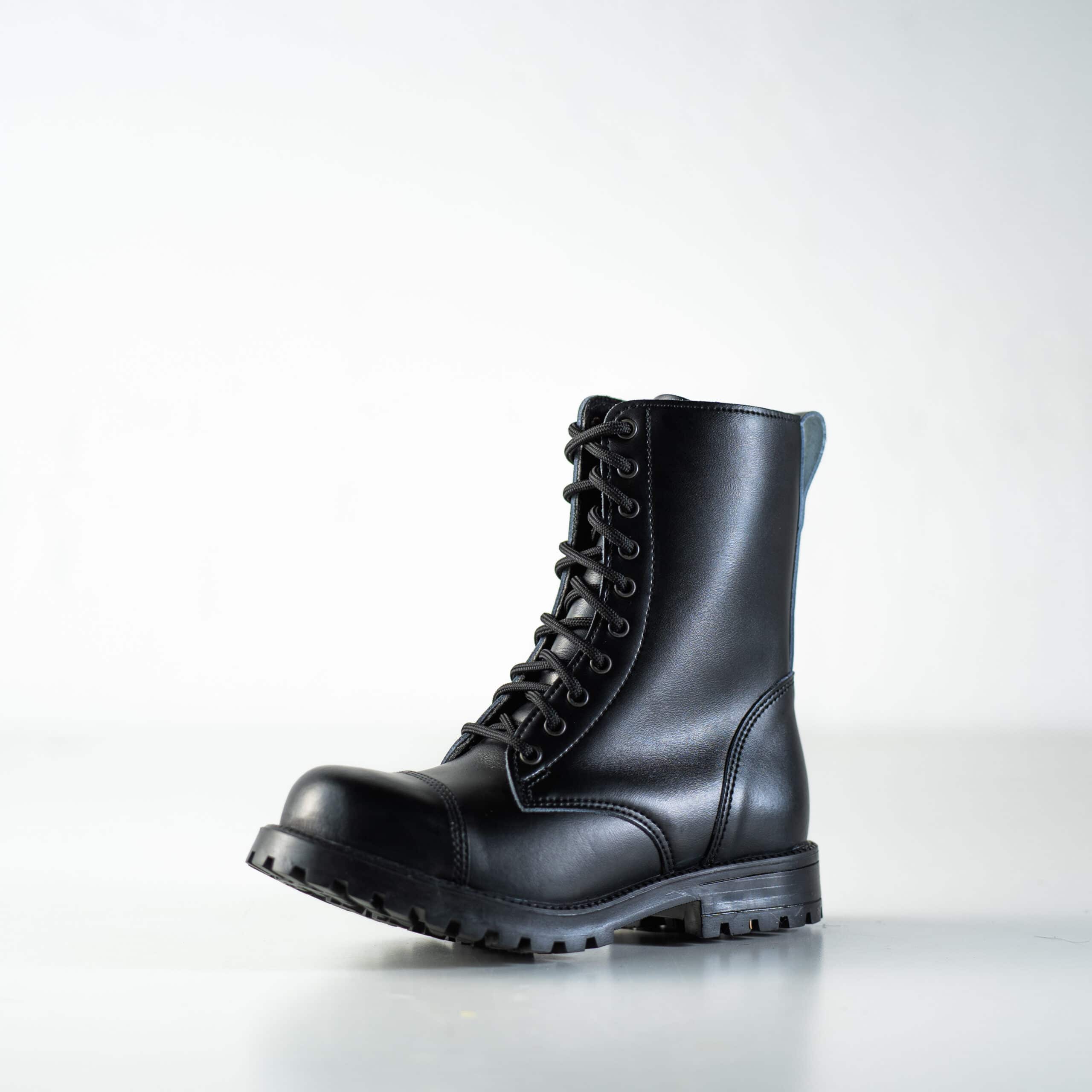 Bottines en cuir noir à semelle crantée, vue de face chaussées