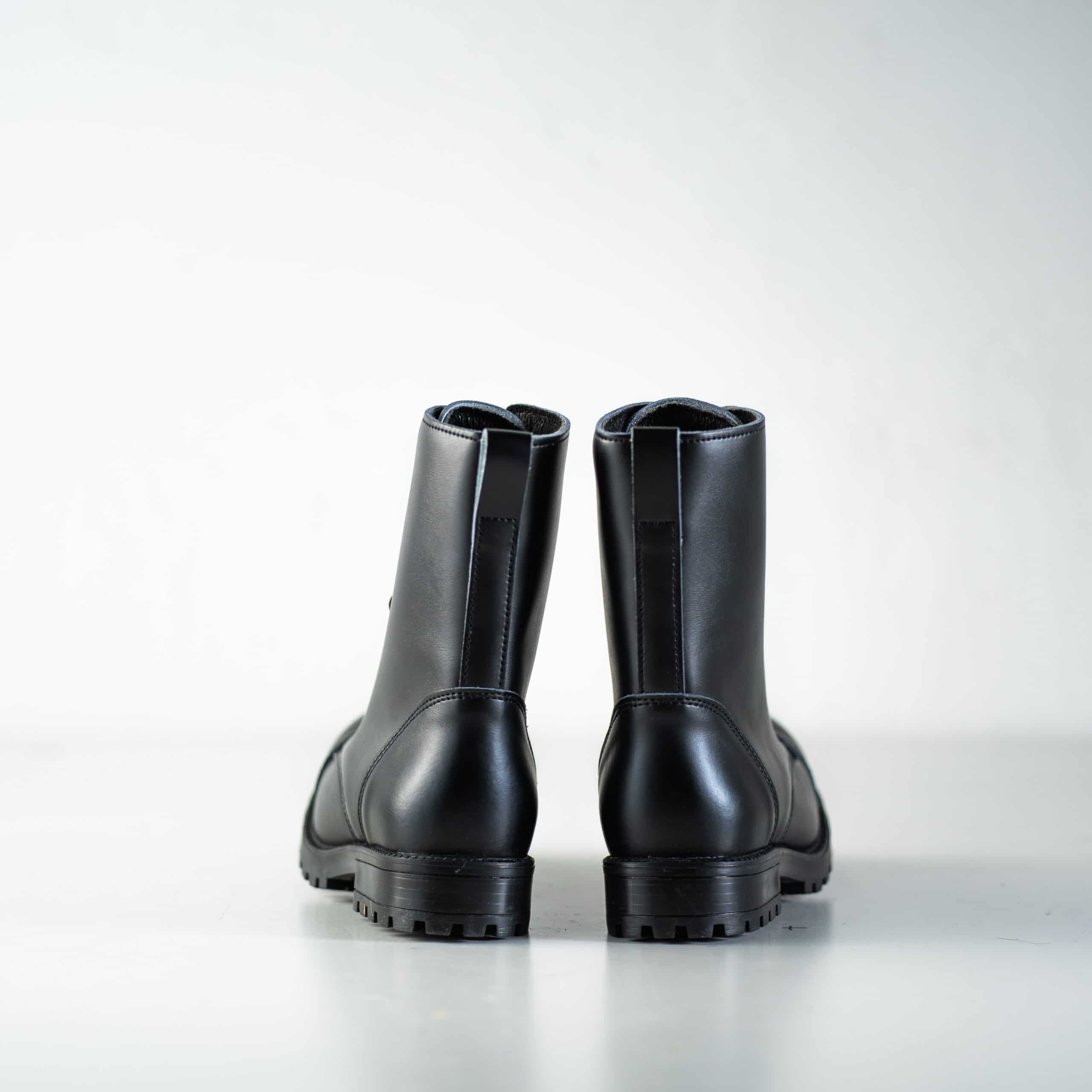 Bottines en cuir noir à semelle crantée, détail des lacets épais