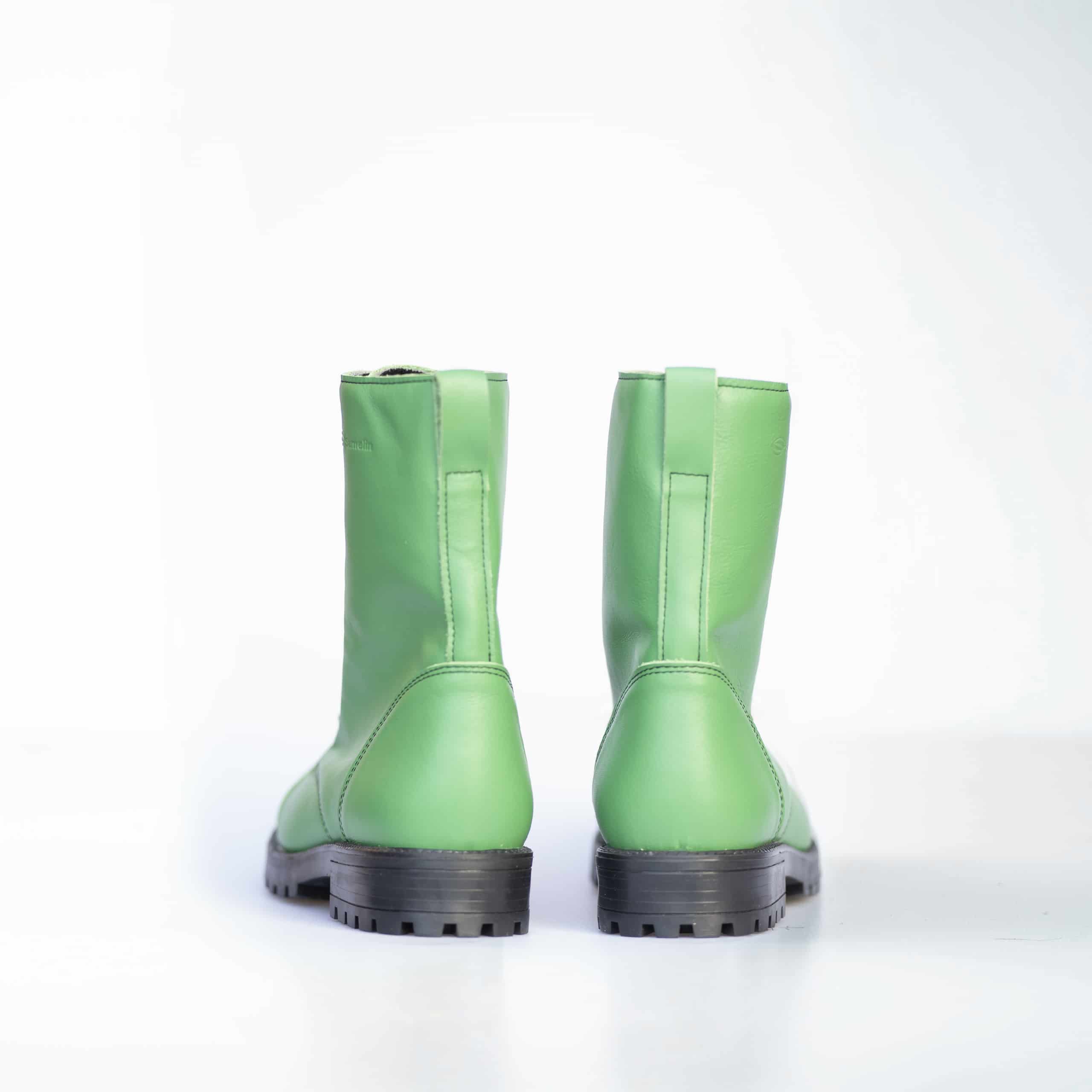 Bottines OmaKing 511 Granny Smith avec zip en cuir vert pomme, vue éditoriale
