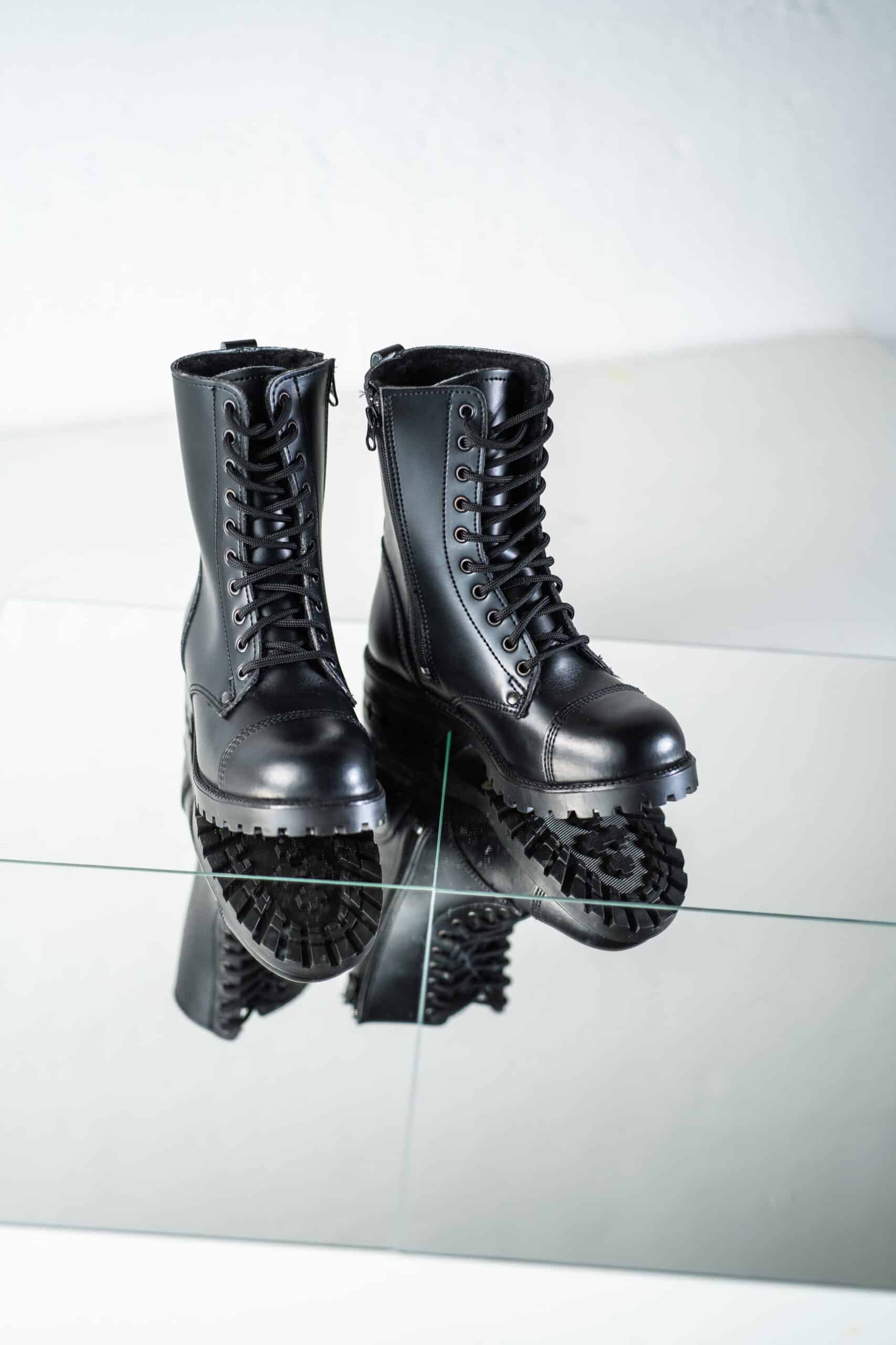 Bottines d'hiver en cuir noir à semelle crantée, vue de face