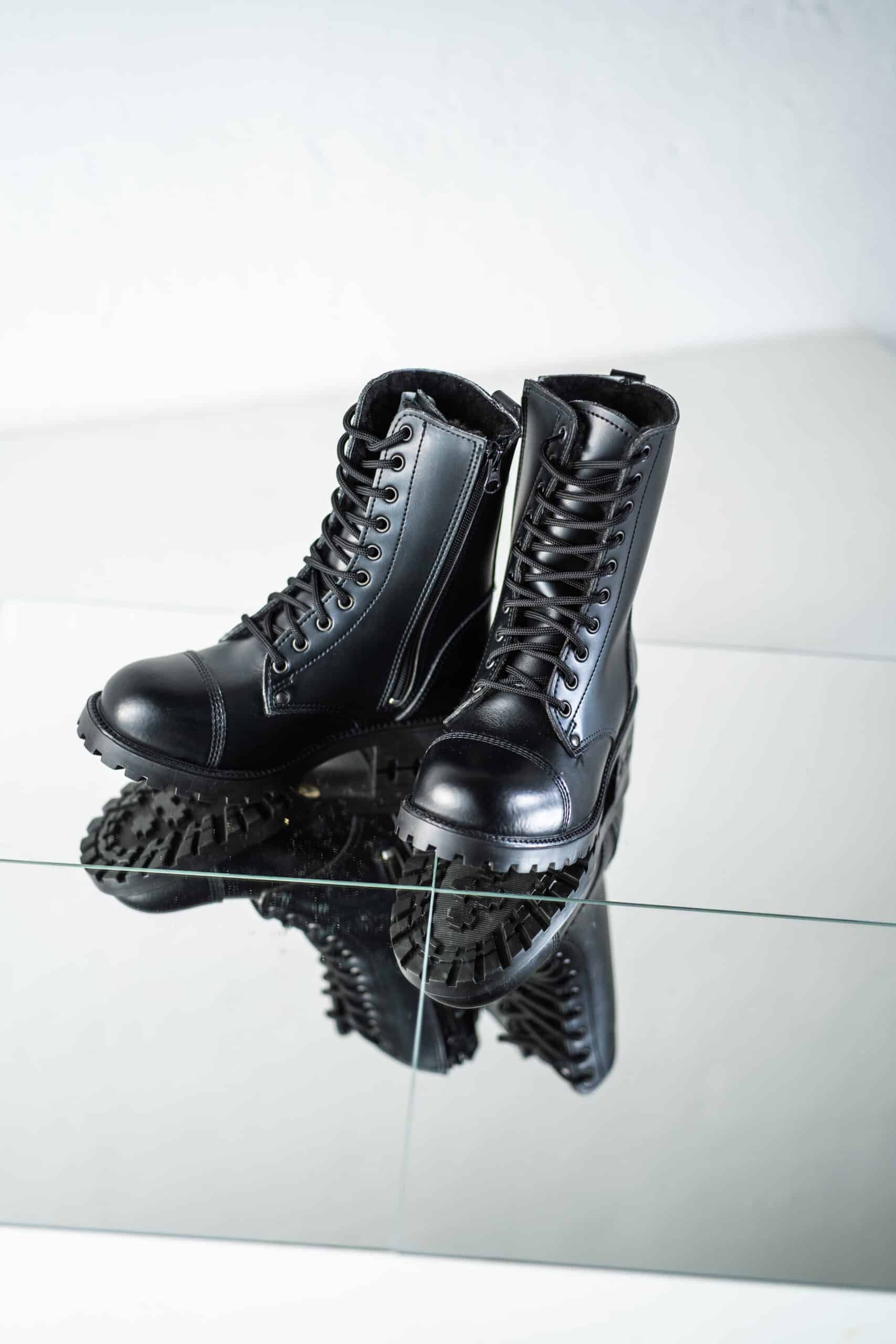 Bottines d'hiver en cuir noir à semelle crantée, détail du talon renforcé