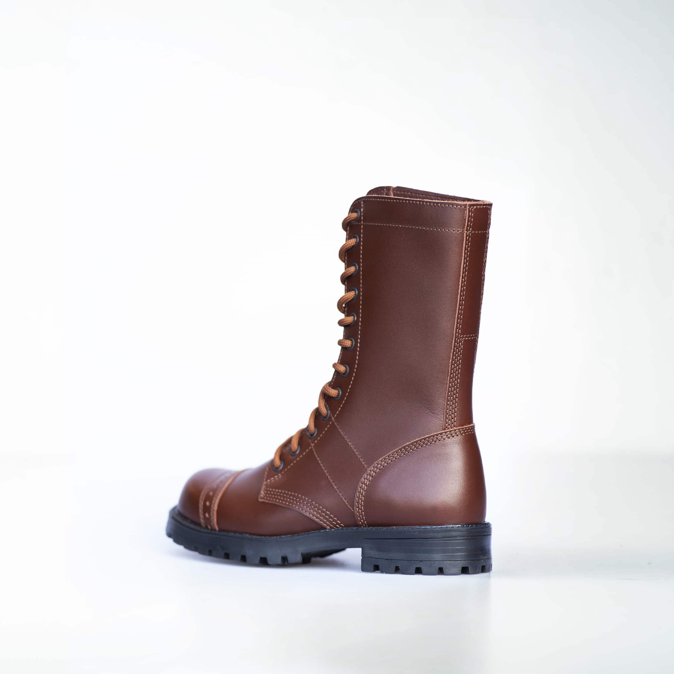 Bottines hautes en cuir marron patiné fait main, vue de profil