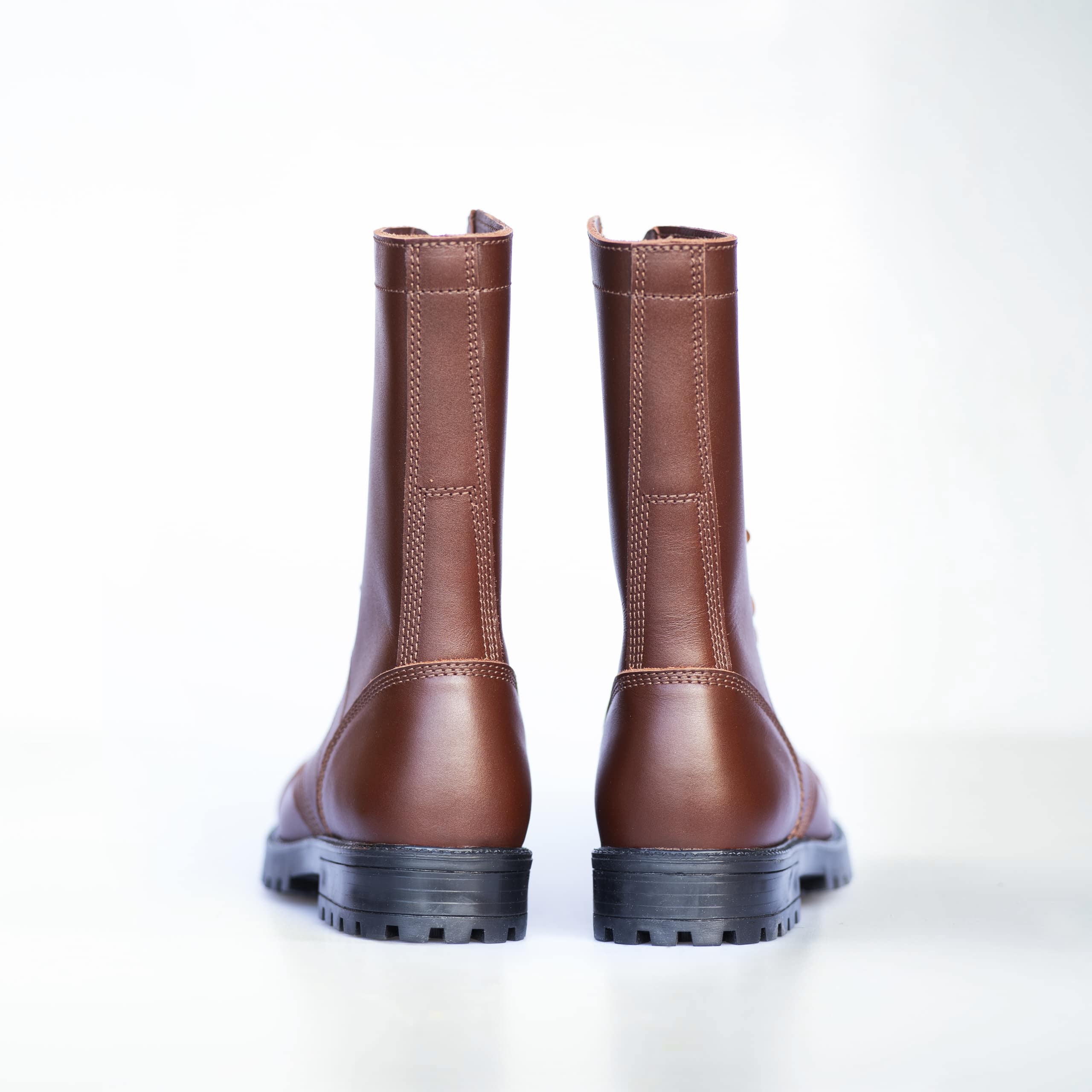 Bottines hautes en cuir marron patiné fait main, vue de face