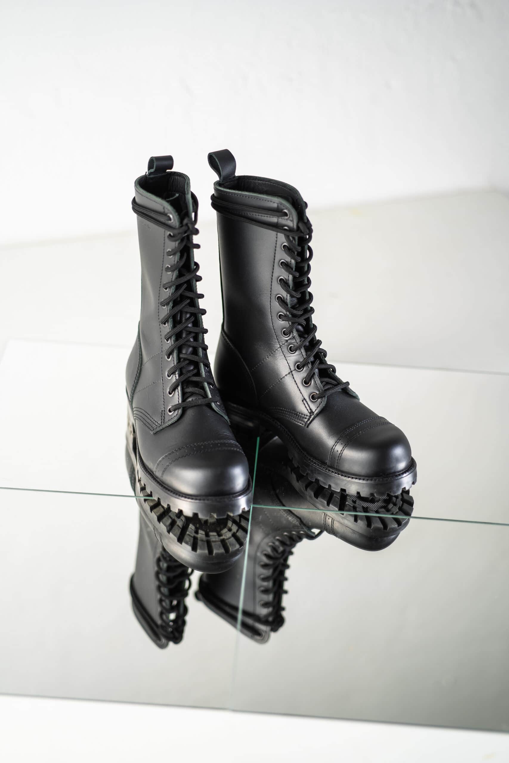 Bottines hautes en cuir noir fait main, vue latérale détail