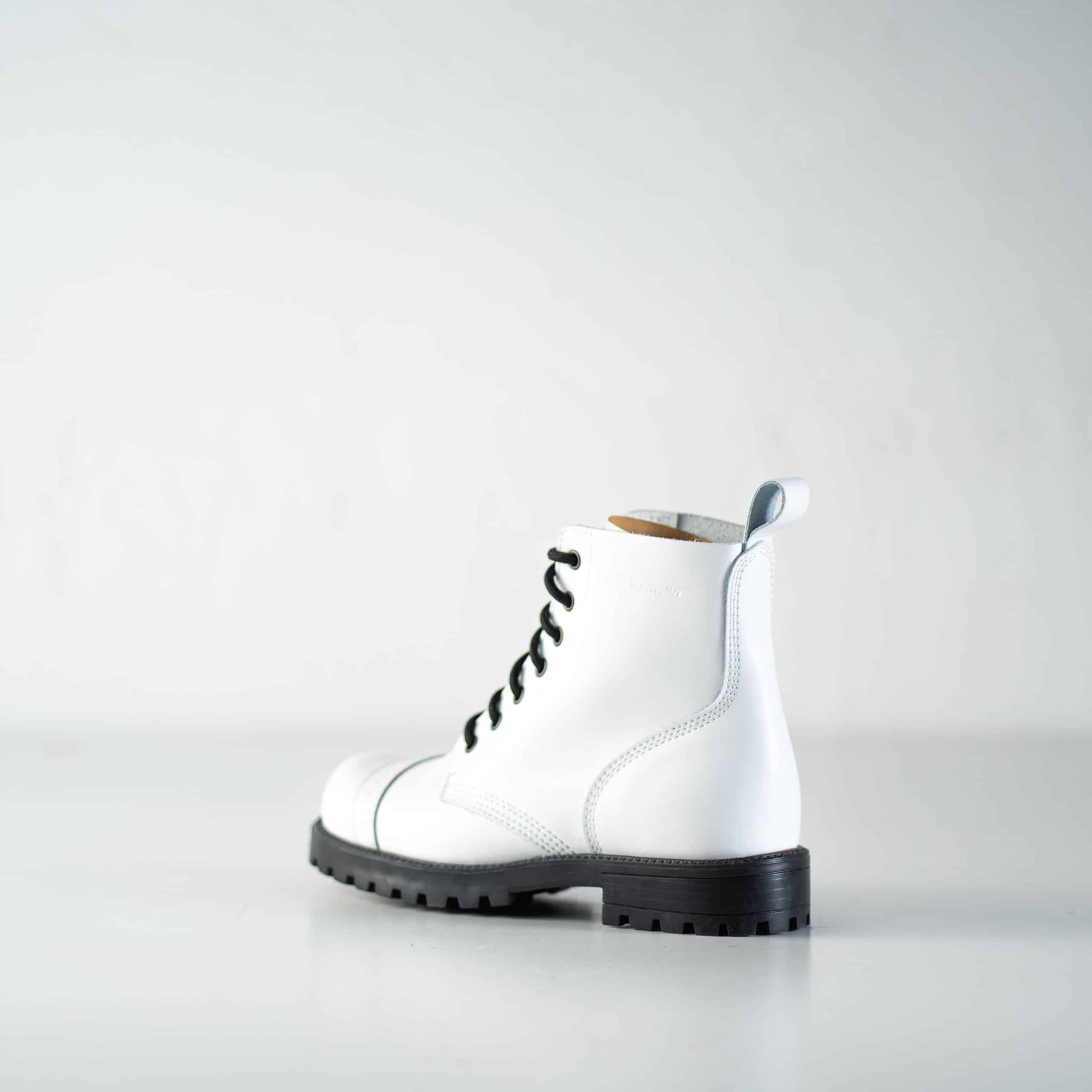Bottines aviateur en cuir blanc fait main, détail des lacets
