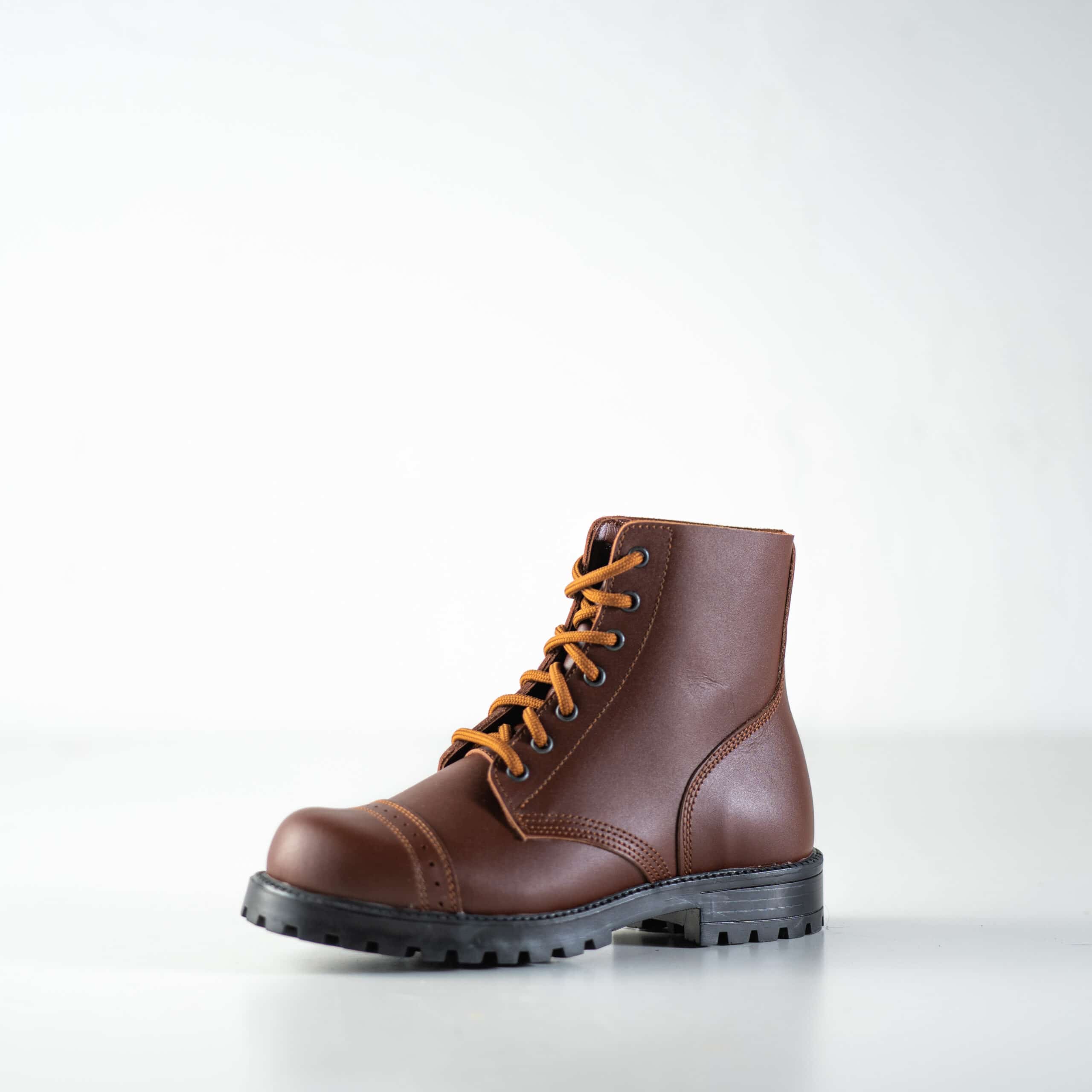 Bottines aviateur en cuir marron OmaKing, vue de profil avec semelle robuste