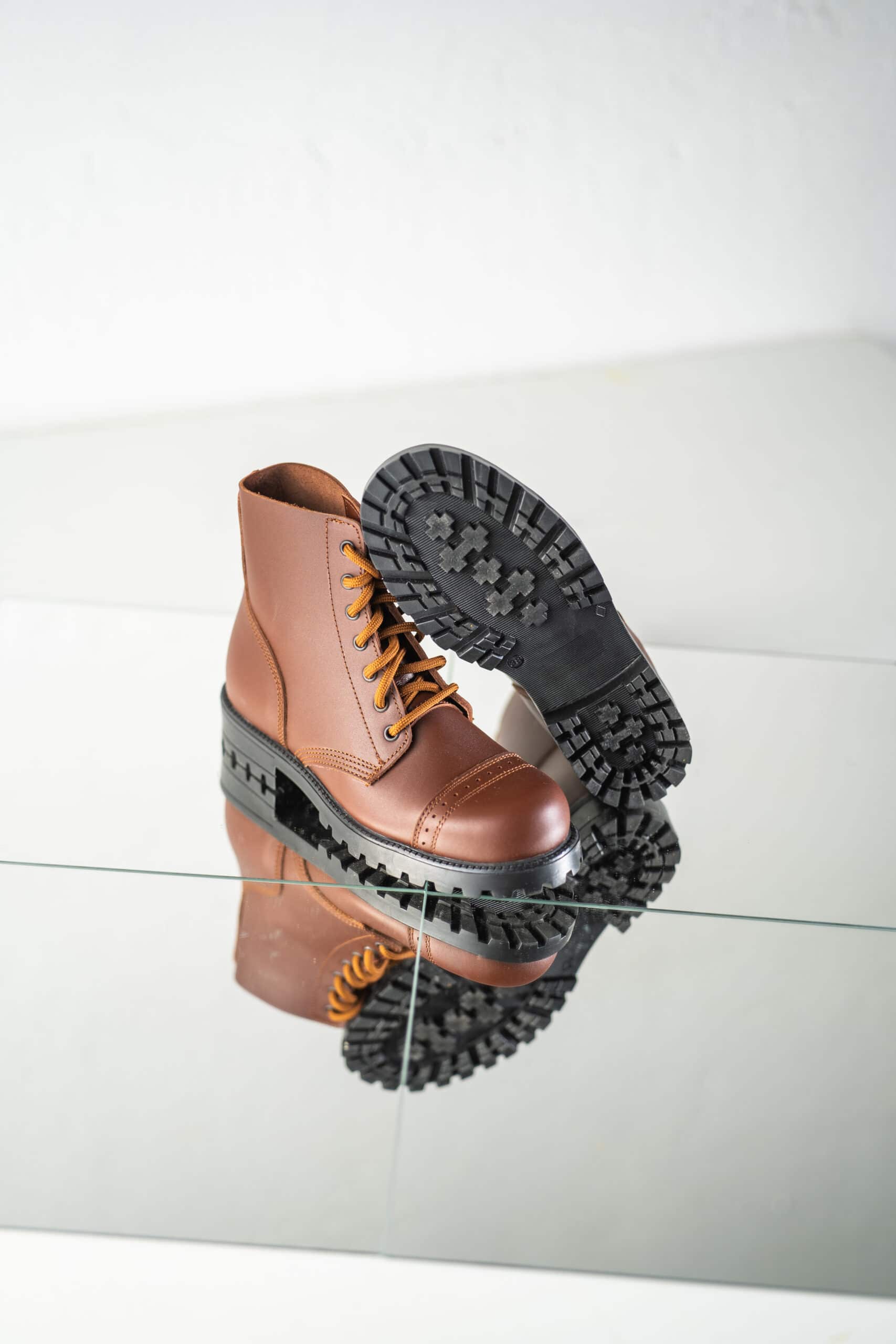 Bottines aviateur en cuir marron OmaKing, vue arrière avec talon