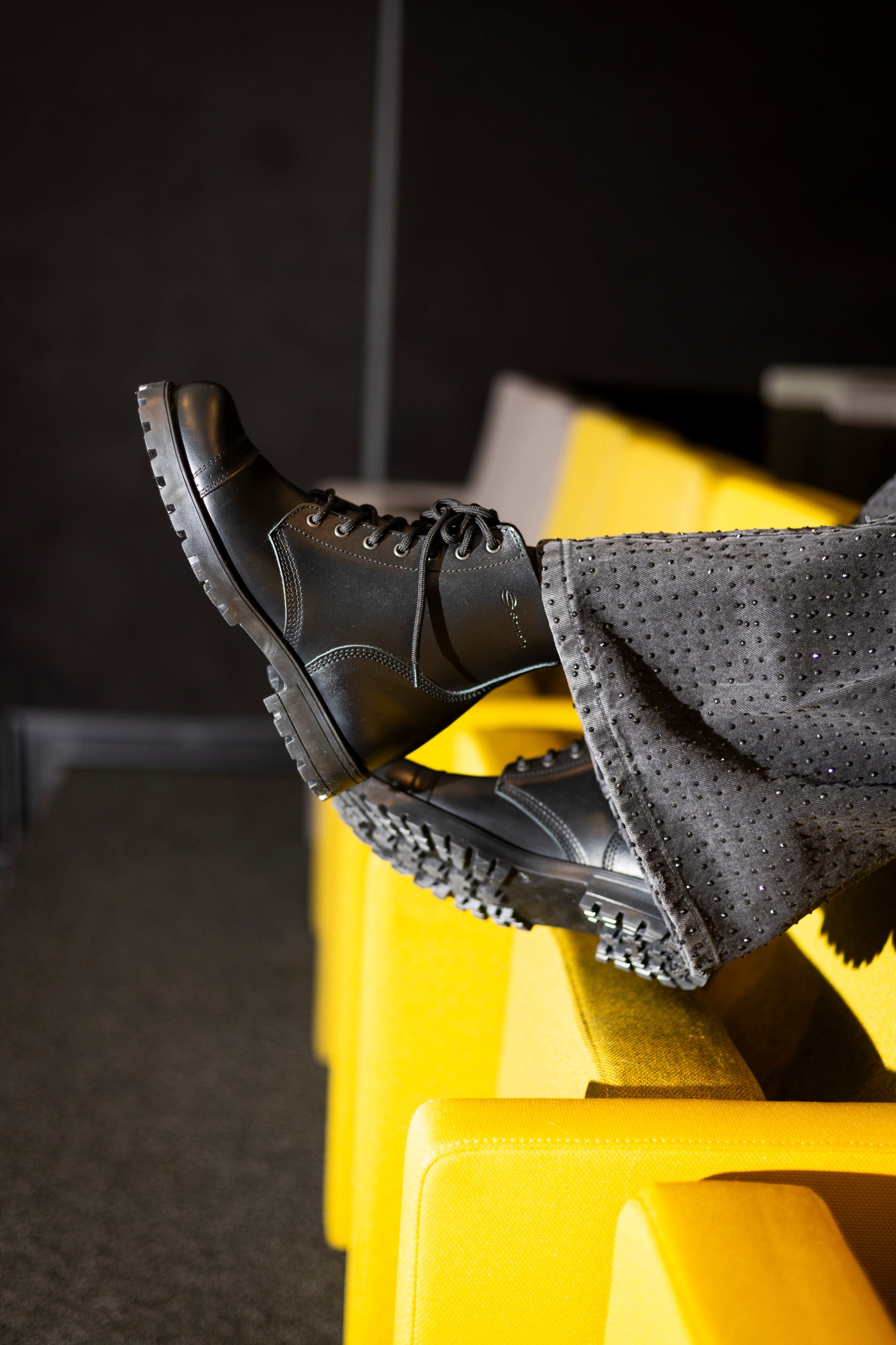 Bottines en cuir noir Saapad fait main, détail du talon