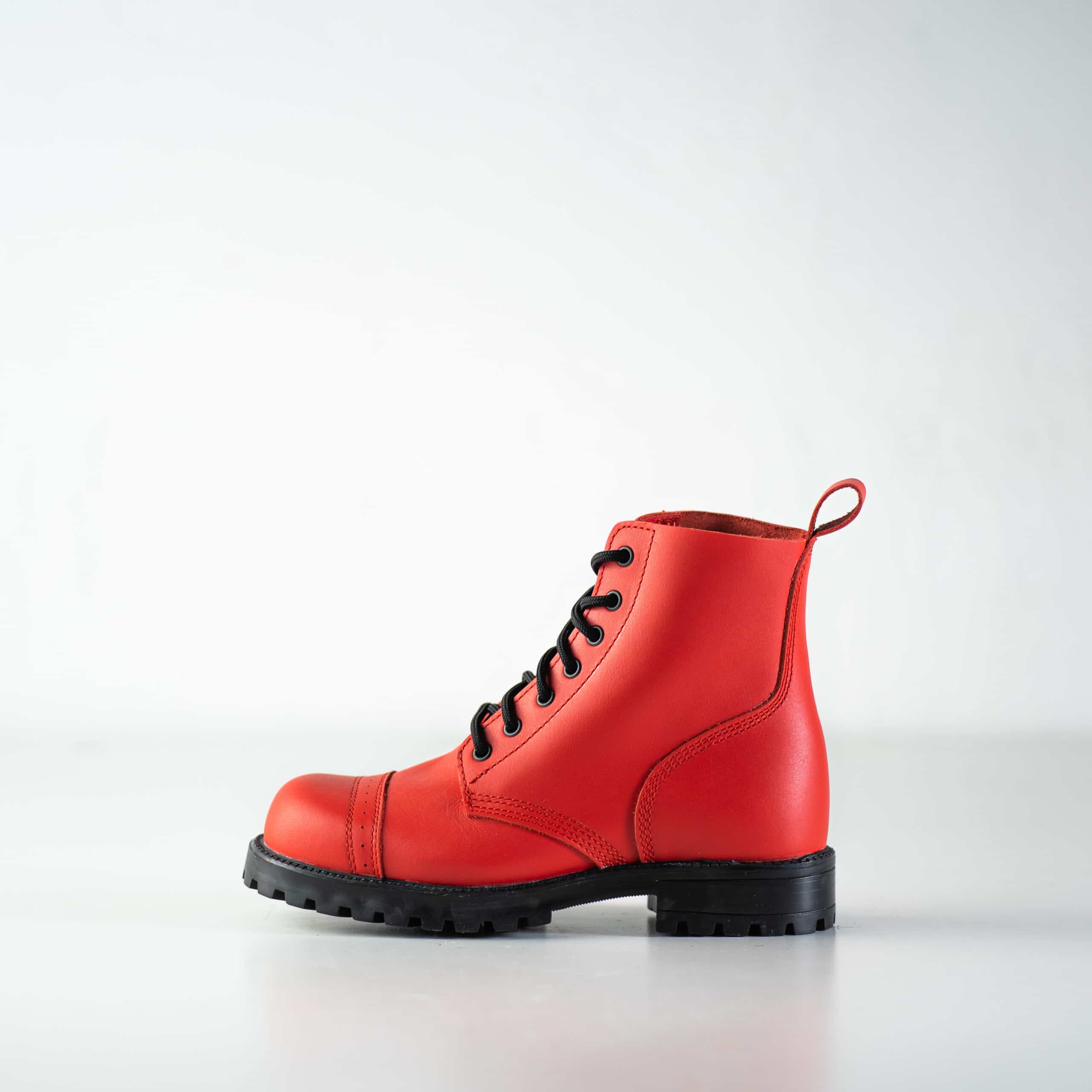 Bottines aviateur en cuir rouge fait main, vue de profil