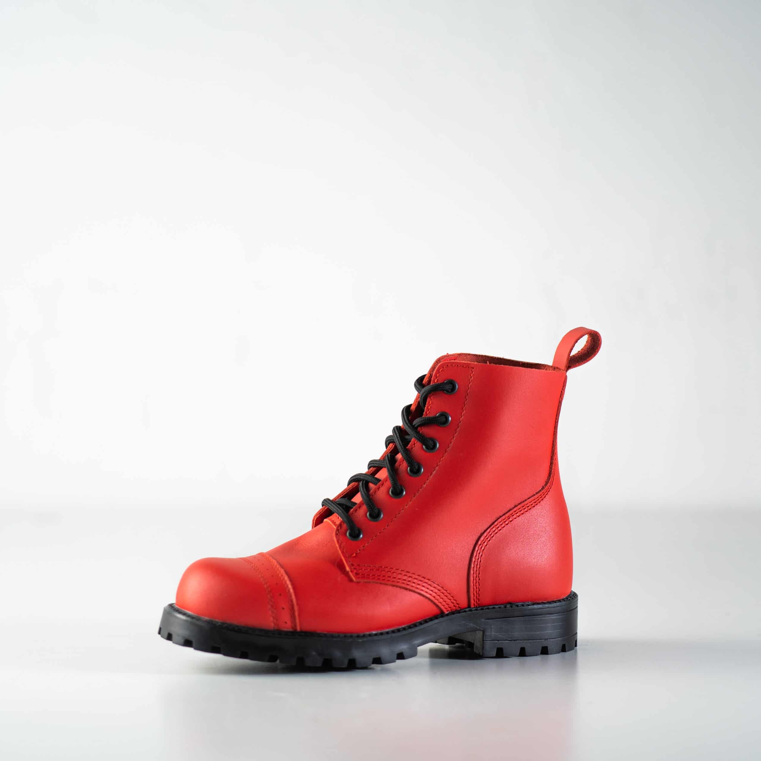 Bottines aviateur en cuir rouge fait main, détail de la tige