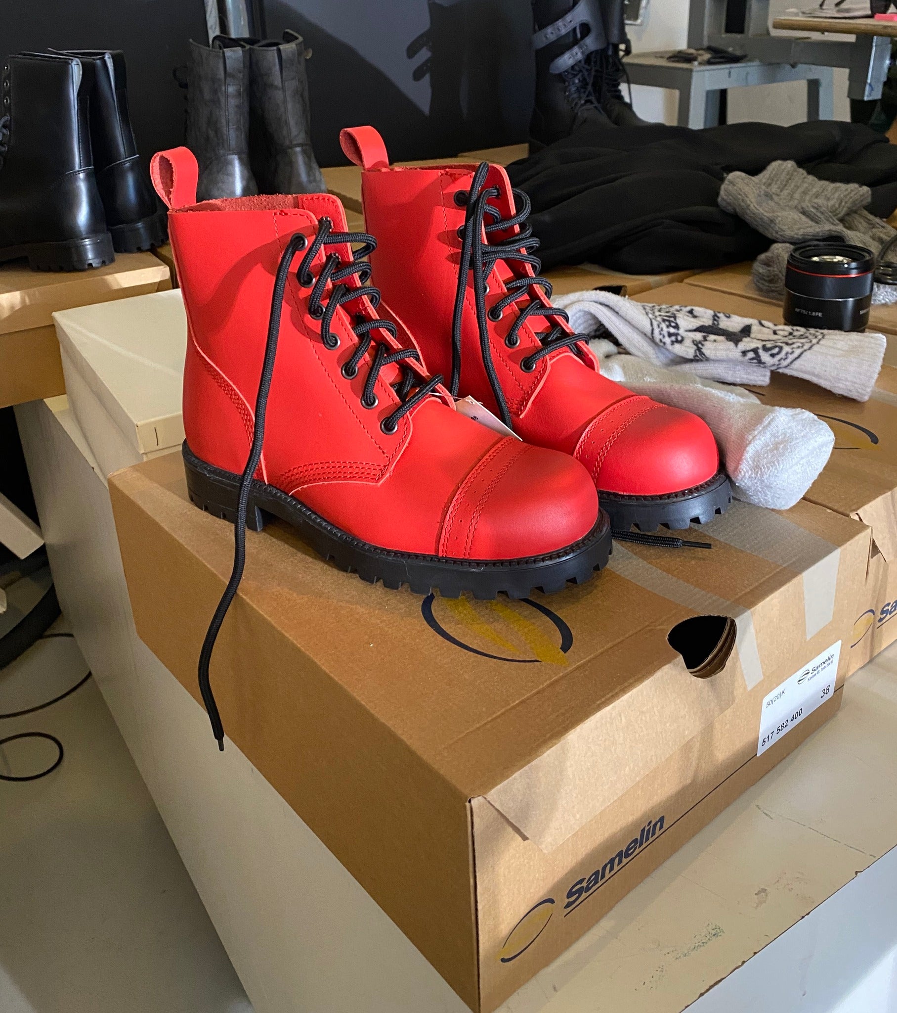 Bottines en cuir rouge Saapad fait main, vue de profil