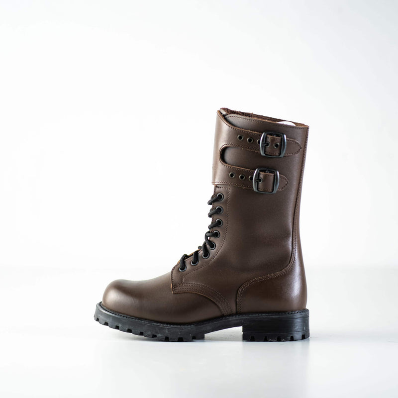 Bottines en cuir marron foncé fait main, semelle travaillée vue de profil