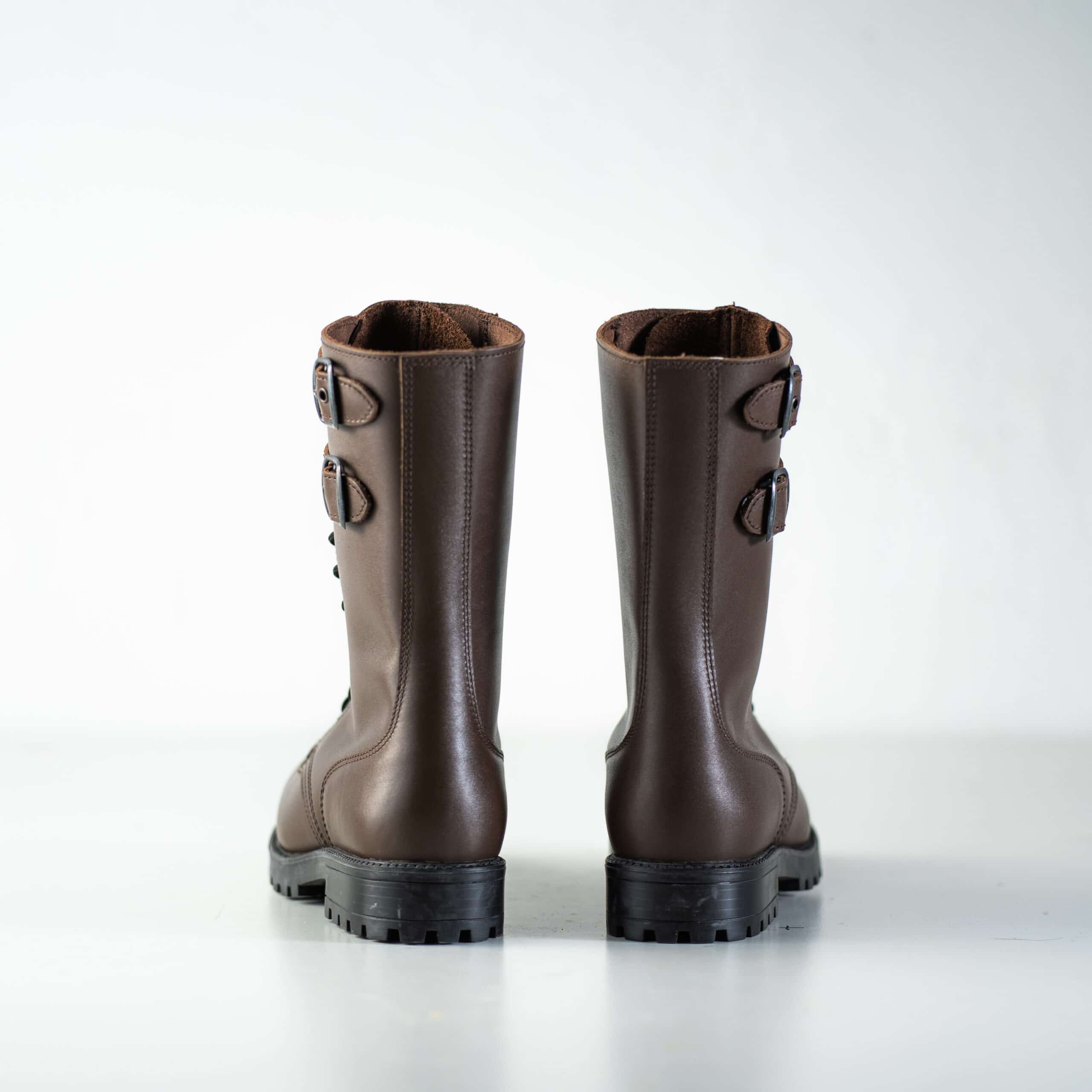Bottines en cuir marron foncé fait main, vue latérale