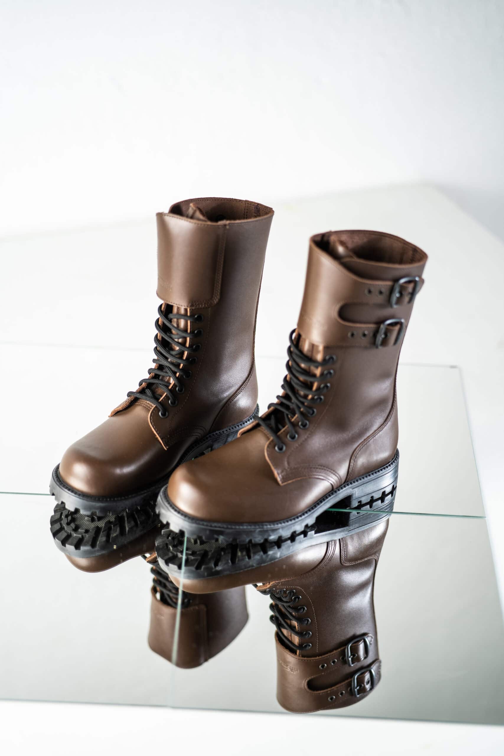 Bottines en cuir marron foncé fait main, vue d'ensemble