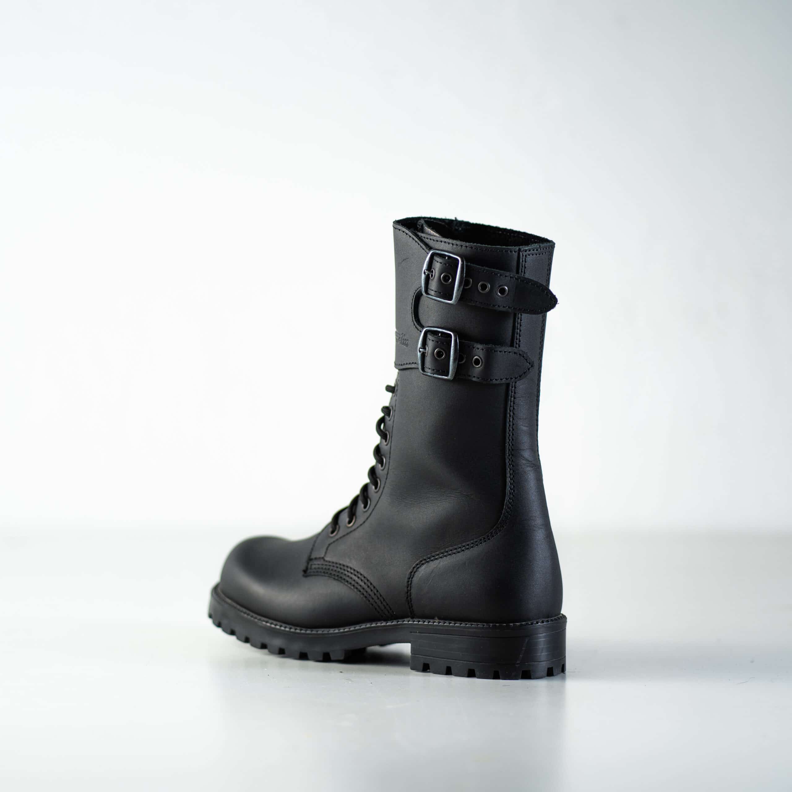 Bottines en cuir noir fait main à semelle crantée, détail de la semelle