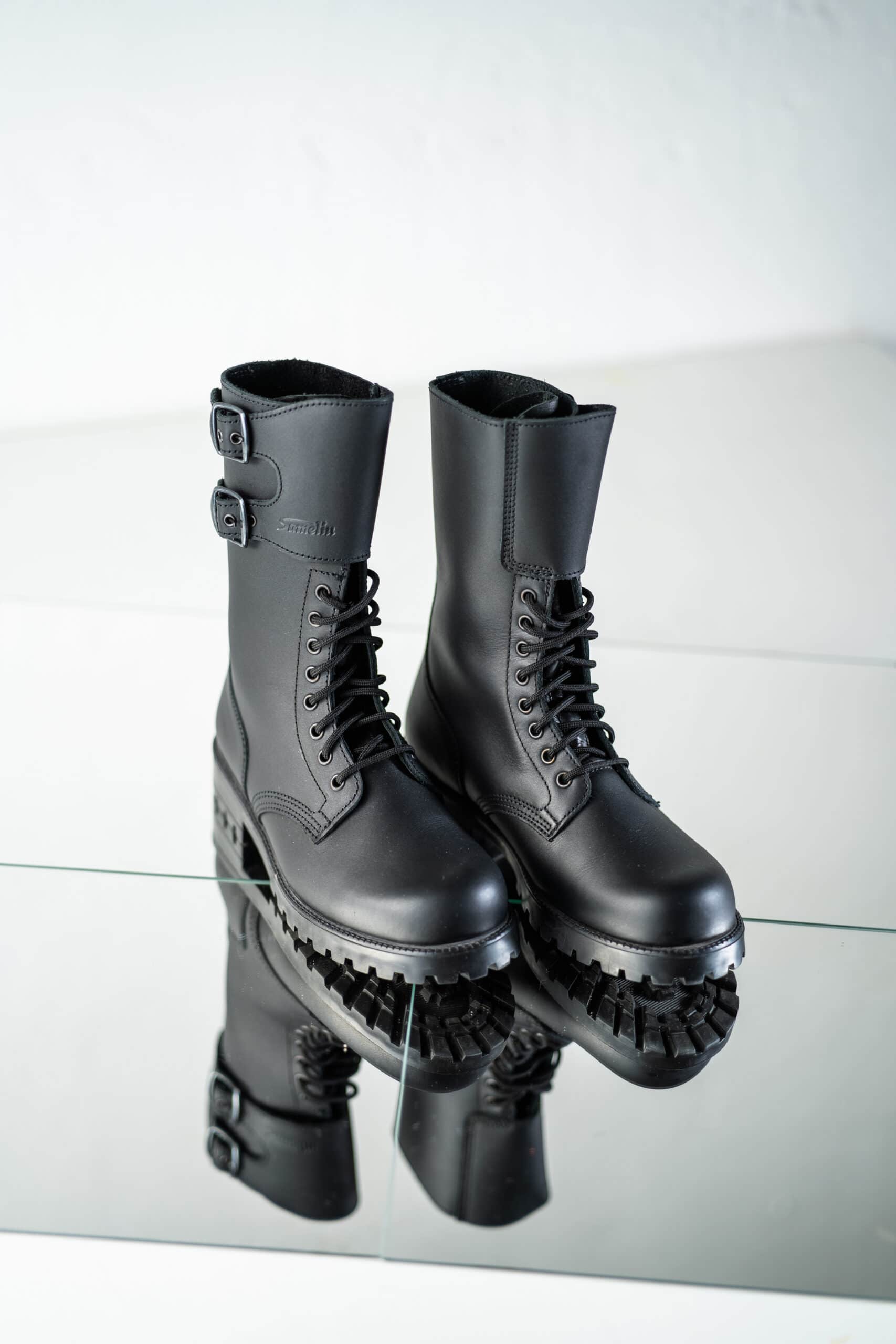 Bottines en cuir noir fait main à semelle crantée, vue trois quarts