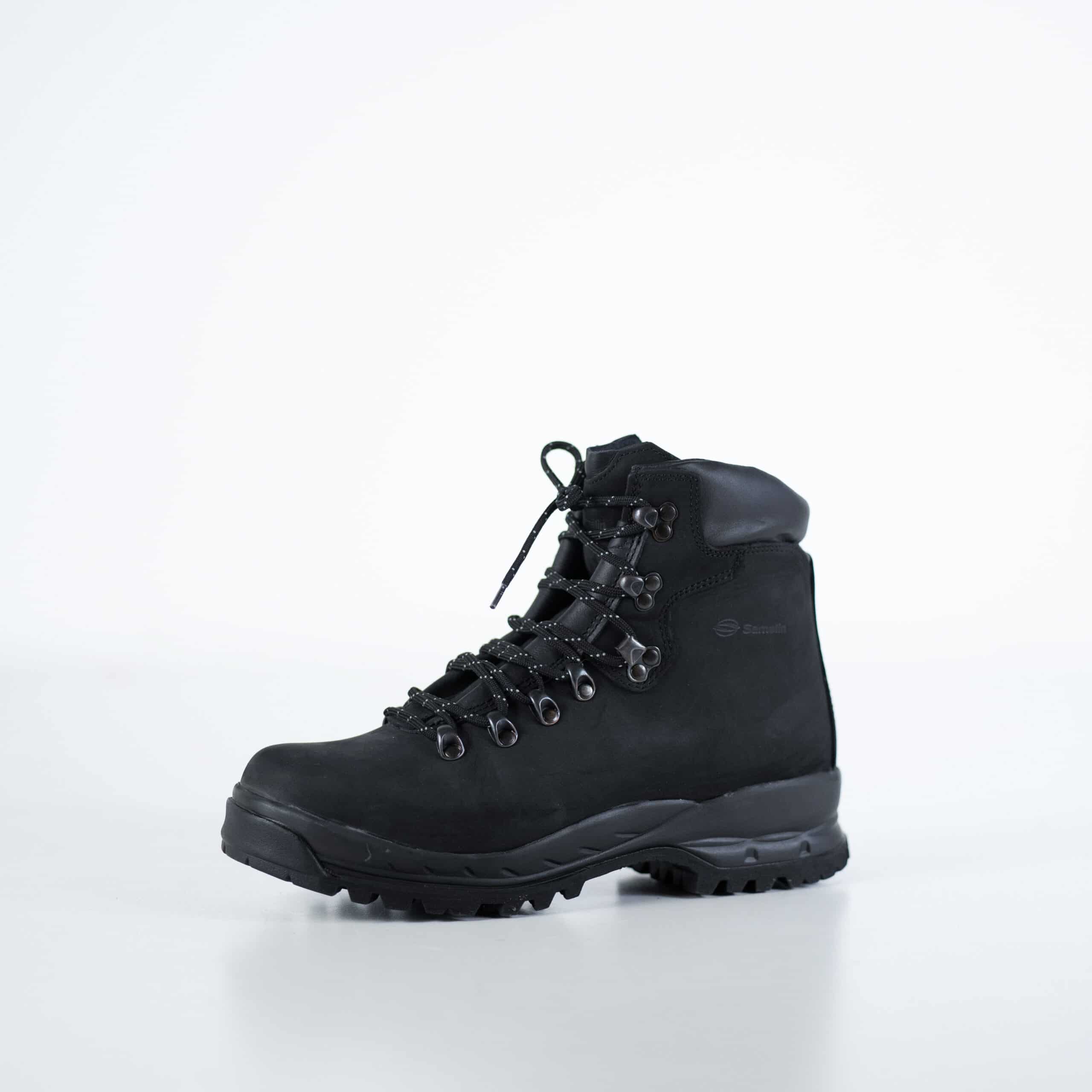 Bottes de randonnée OmaKing en cuir noir gras, vue trois quarts avec tige renforcée beige