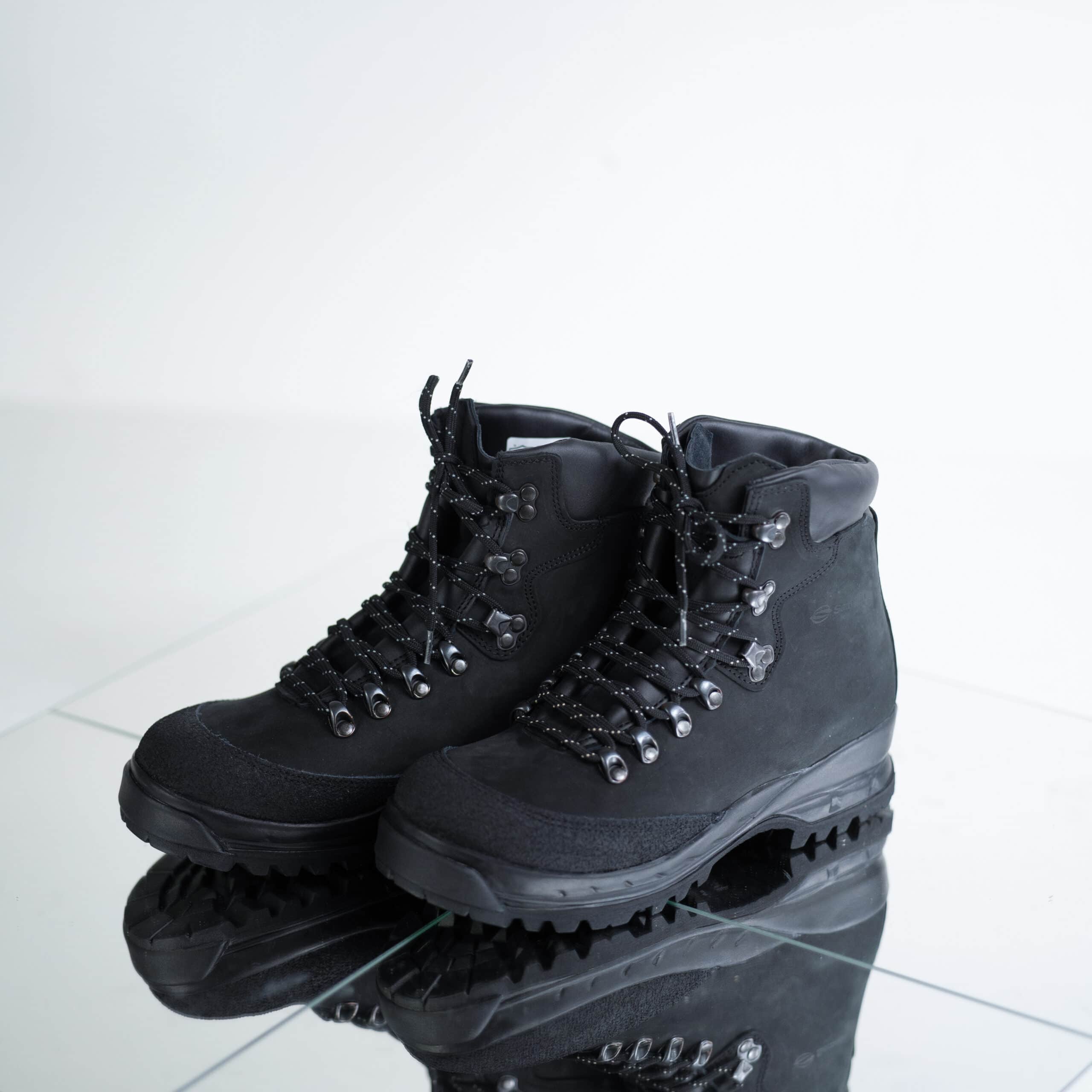Bottes de randonnée 553P noires OmaKing, paire avec semelle crantée épaisse, studio fond blanc