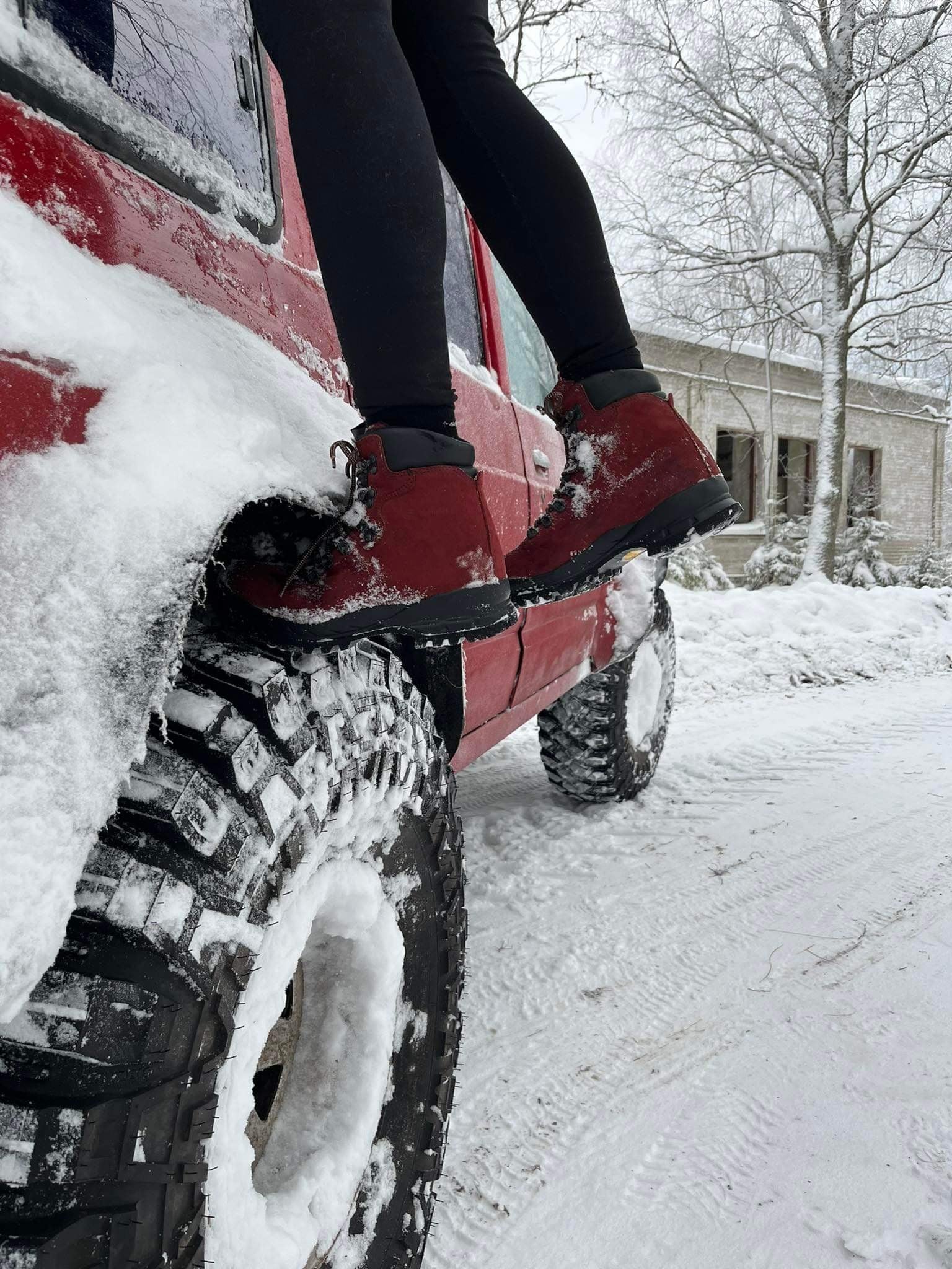 Bottes de randonnée 553P rouges OmaKing, gros plan sur les crampons agressifs