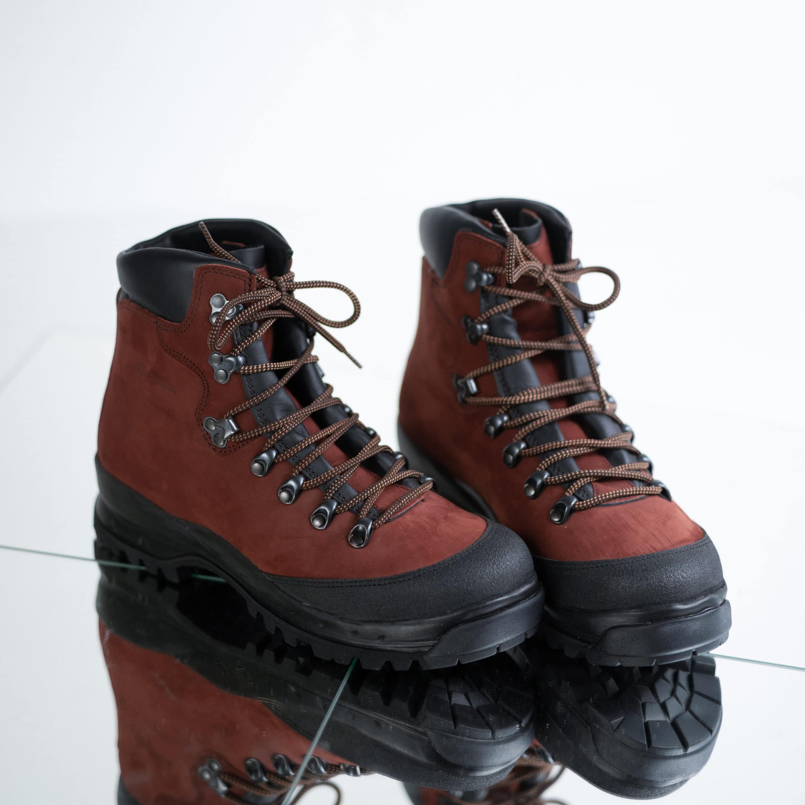Bottes de randonnée 553P Rosso Aragosta OmaKing en rouge brique, lacets cuivre semelle noire