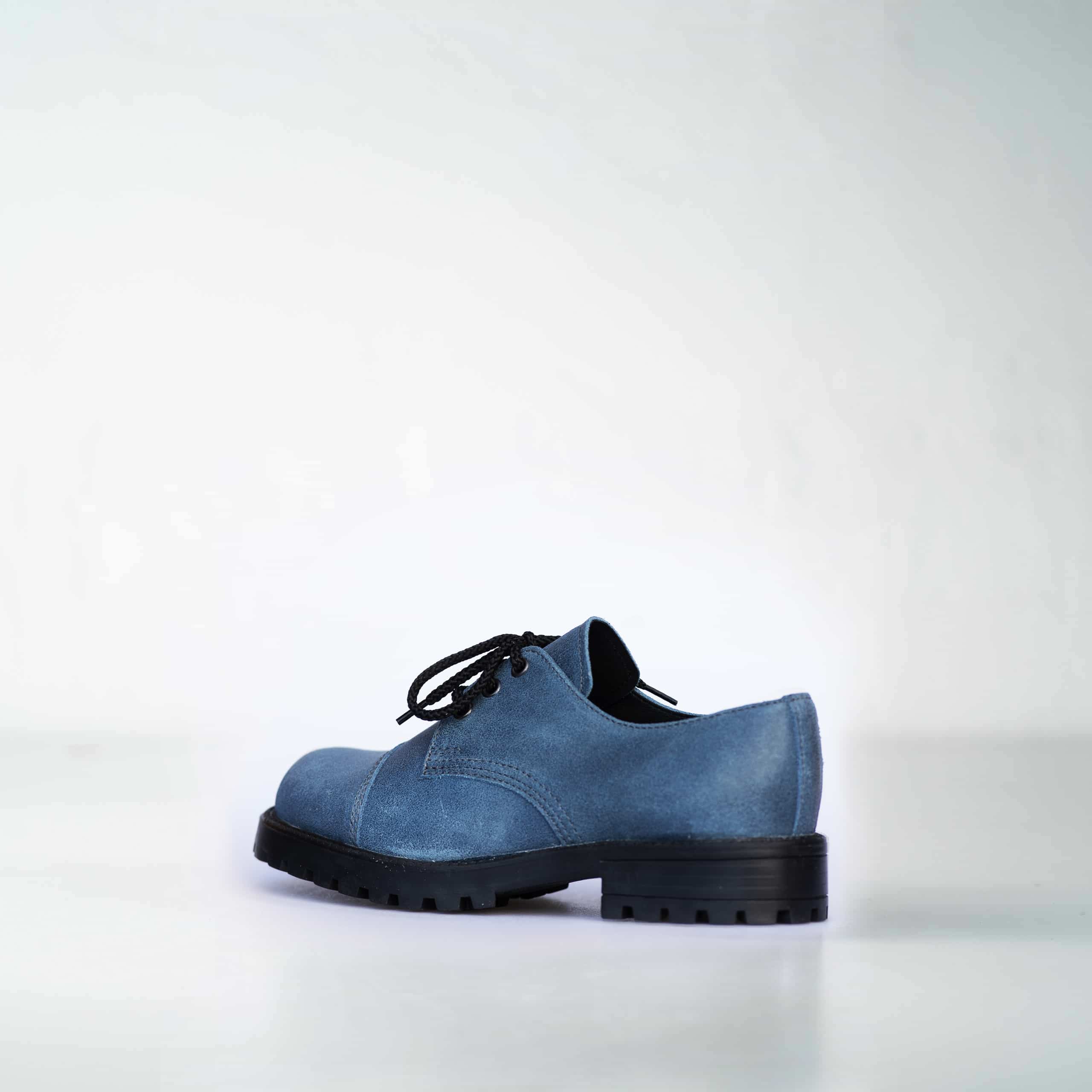 Desert boots OmaKing en cuir lavé bleu ciel, finition douce, vue produit