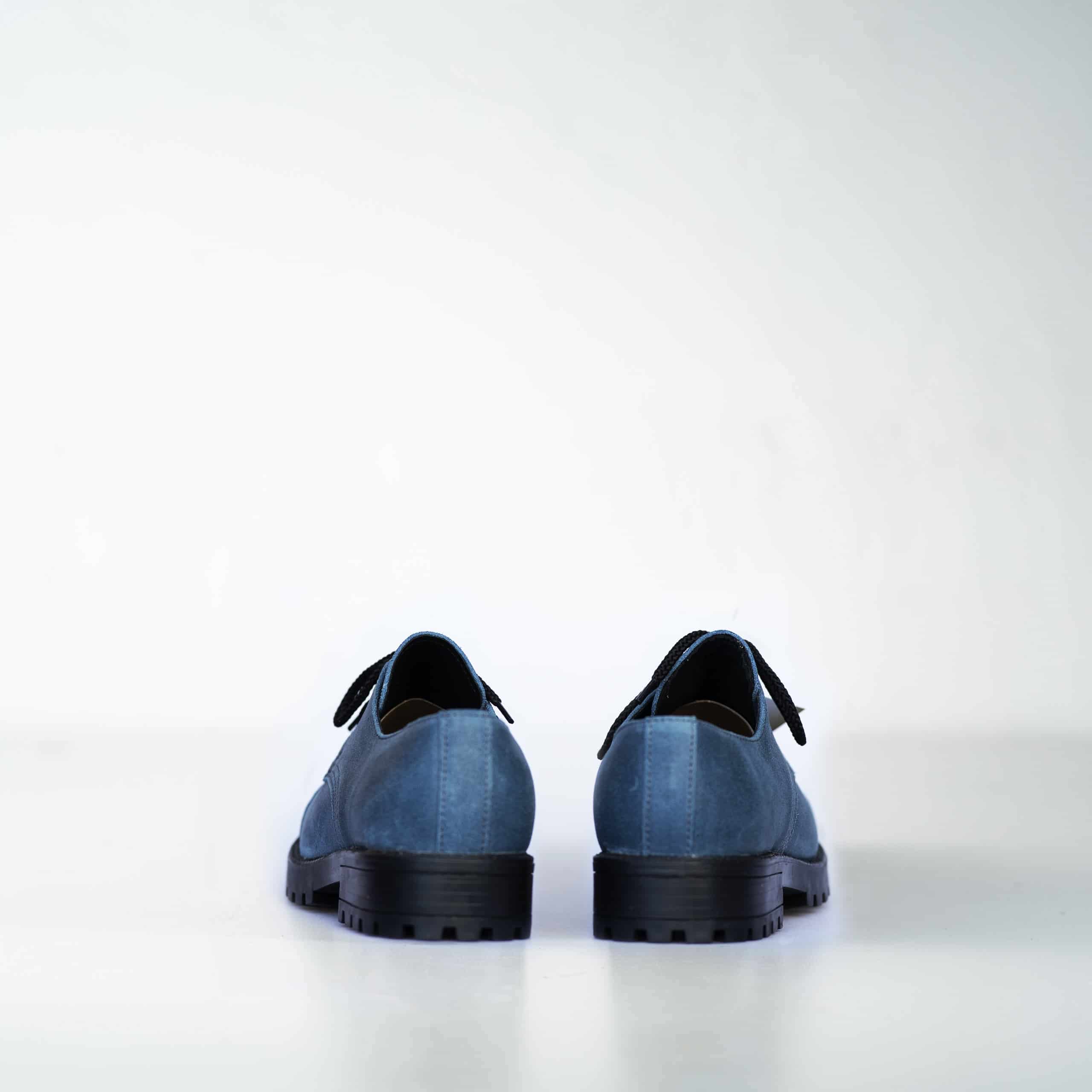 Desert boots OmaKing en cuir bleu océan profond, coutures fines régulières, vue détail