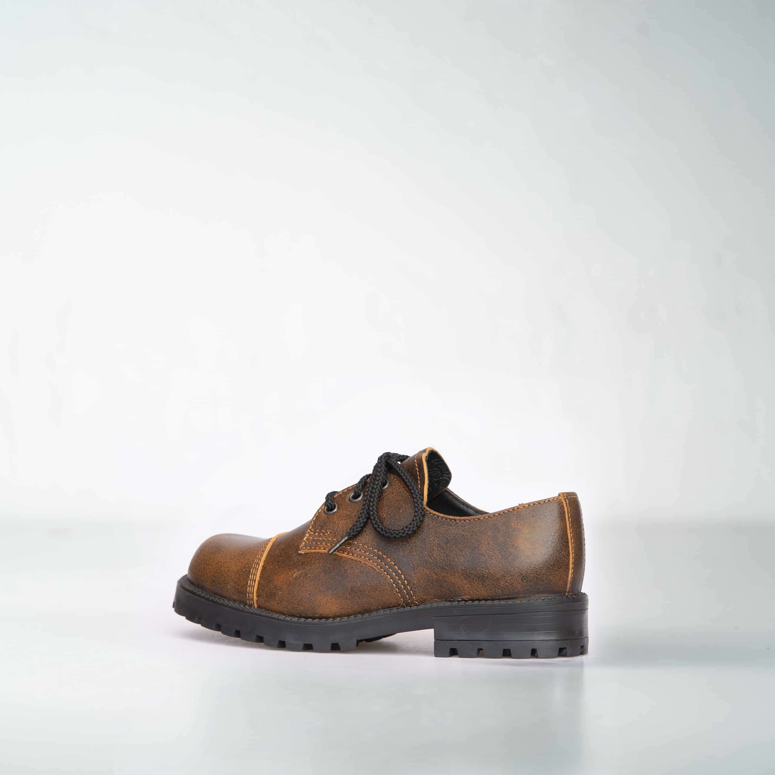 Chaussures en cuir brun clair fait main, détail texture