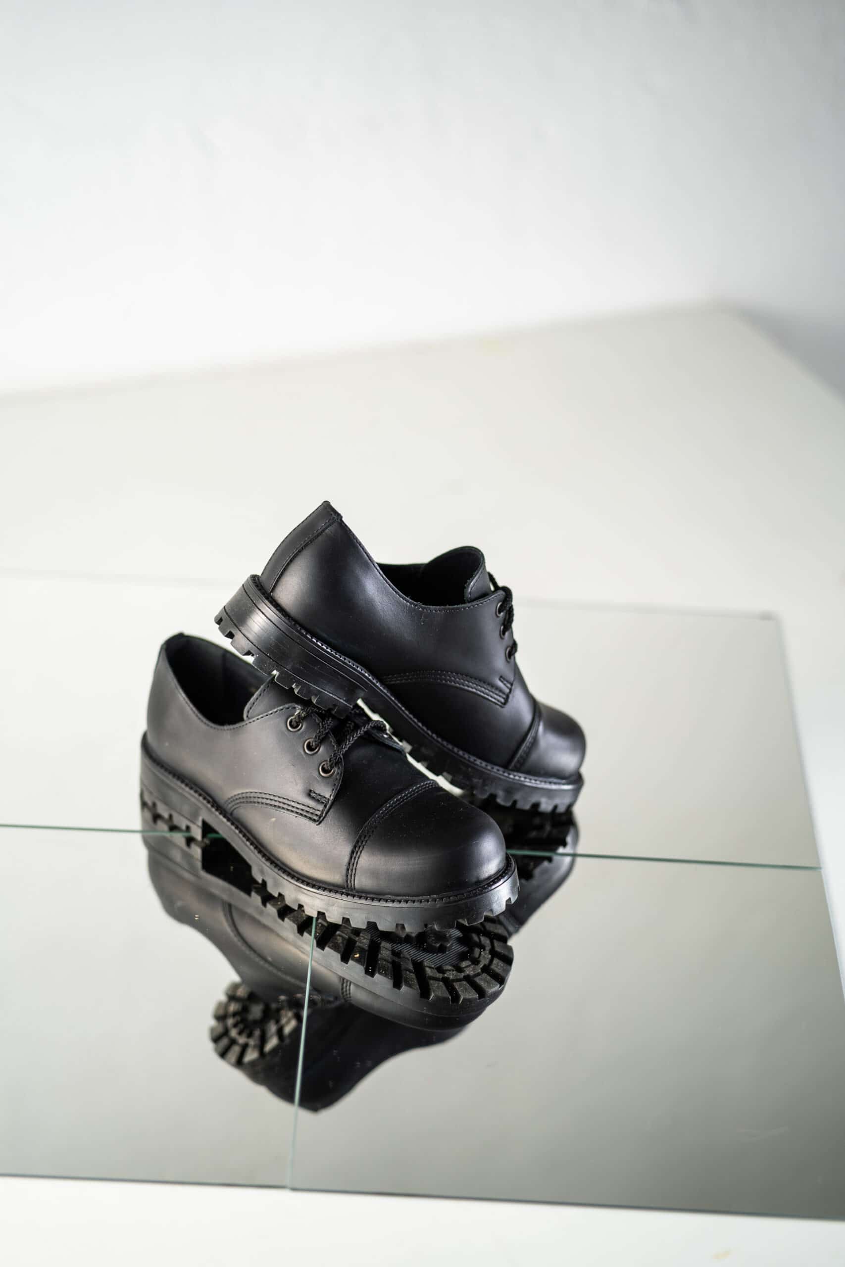 Bottines militaires en cuir noir fait main, vue de face