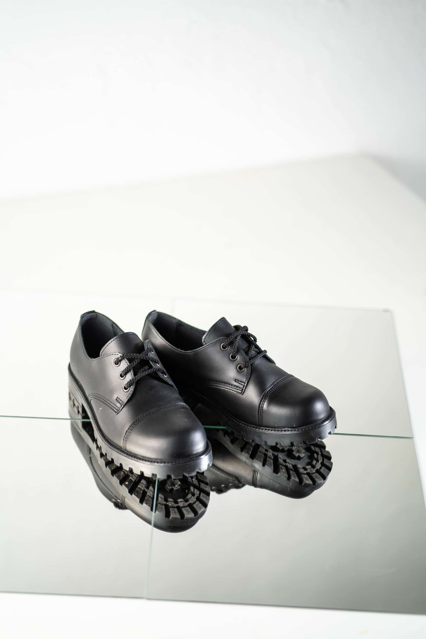 Bottines militaires en cuir noir fait main, vue d'ensemble