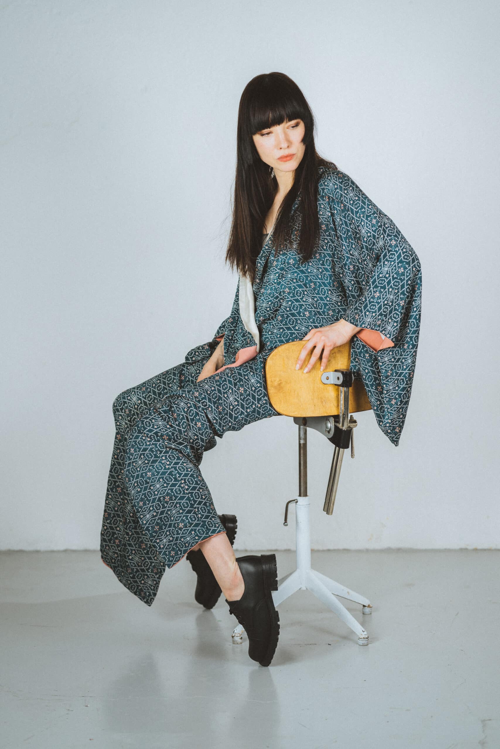 Bottines militaires en cuir noir fait main, en contexte studio