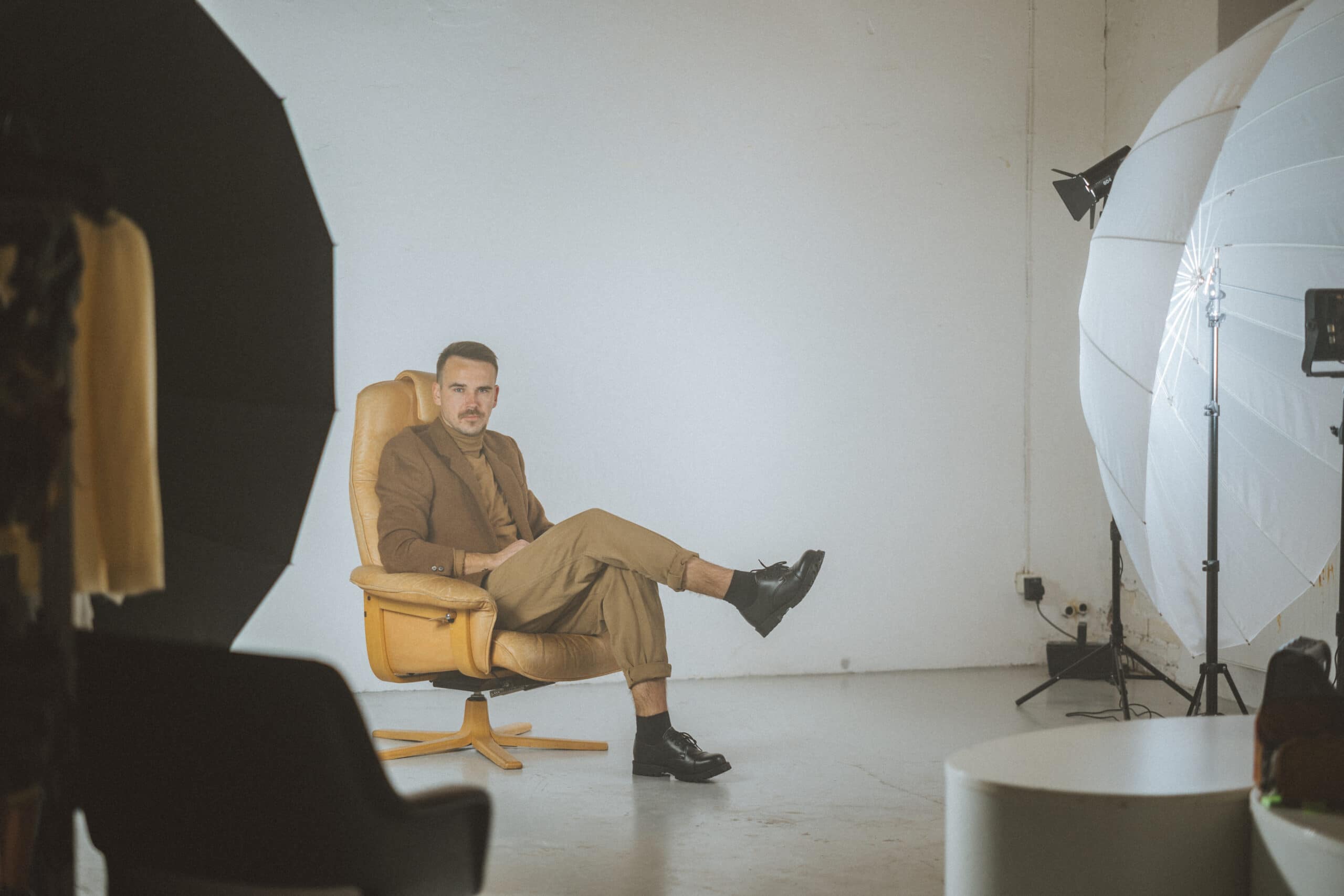 Bottines militaires en cuir noir fait main, détail de la finition