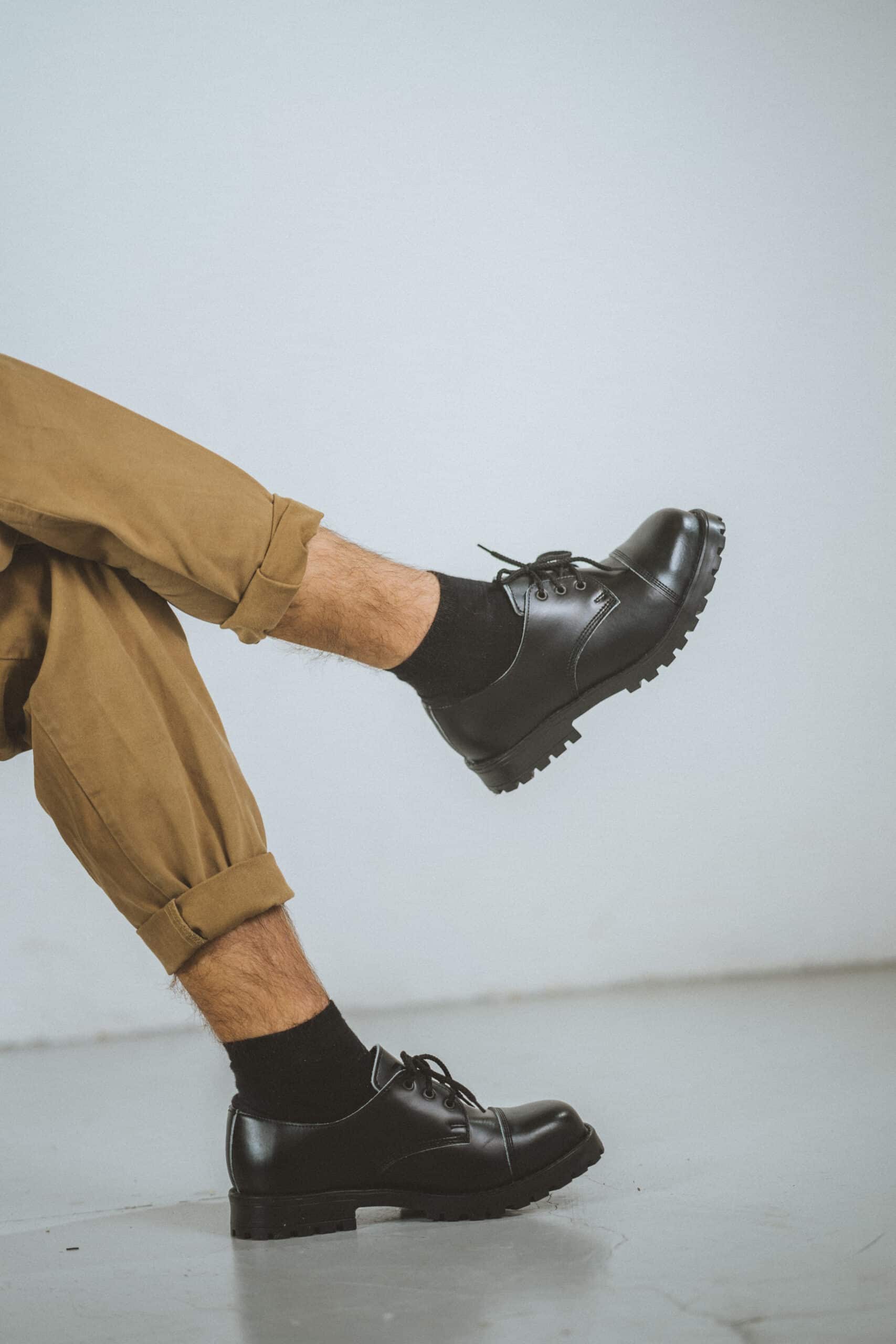 Bottines militaires en cuir noir fait main, vue rapprochée
