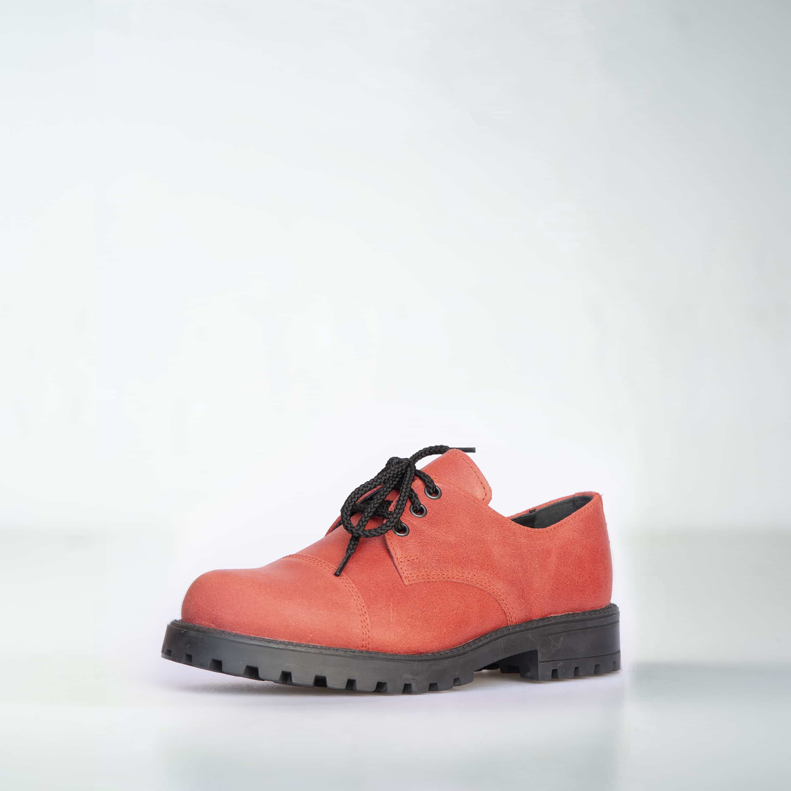 Chaussures OmaKing en cuir rouge foncé, vue macrophoto rapprochée artisanat