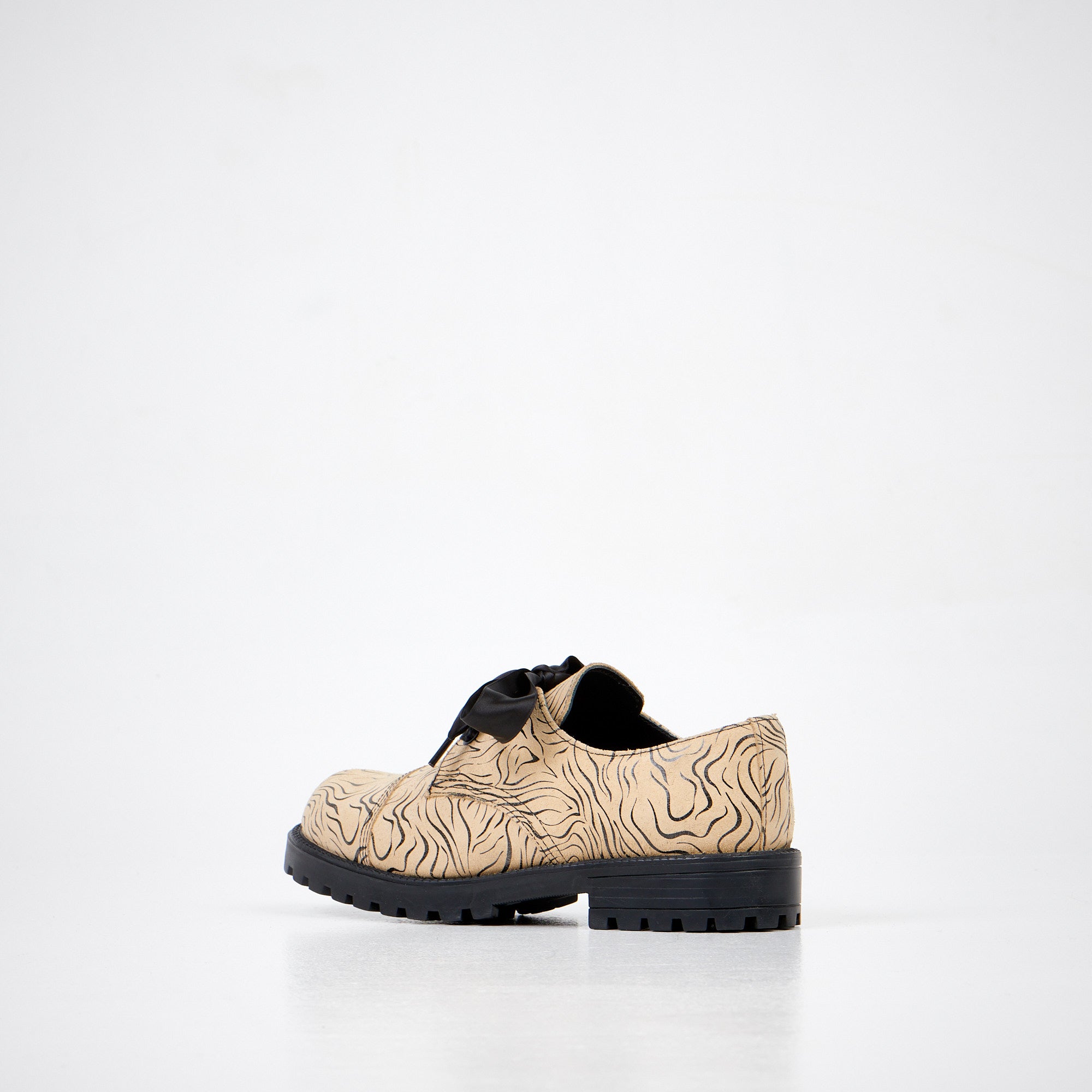Chaussures OmaKing en cuir beige effet zèbre, vue produit
