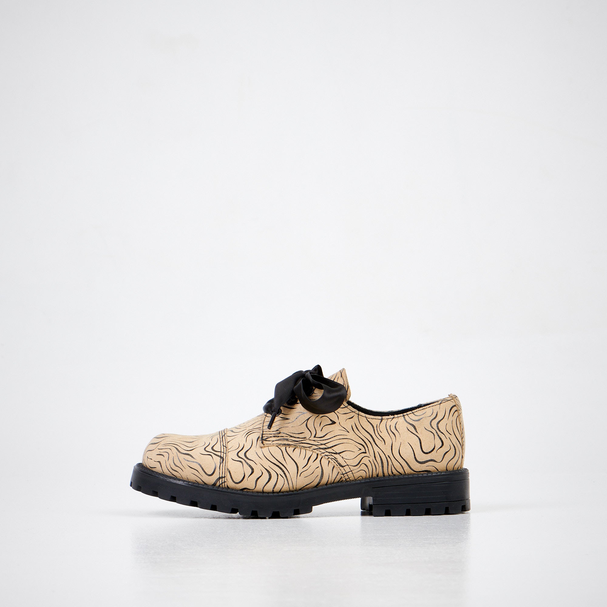 Chaussures OmaKing en cuir beige effet zèbre, vue finale
