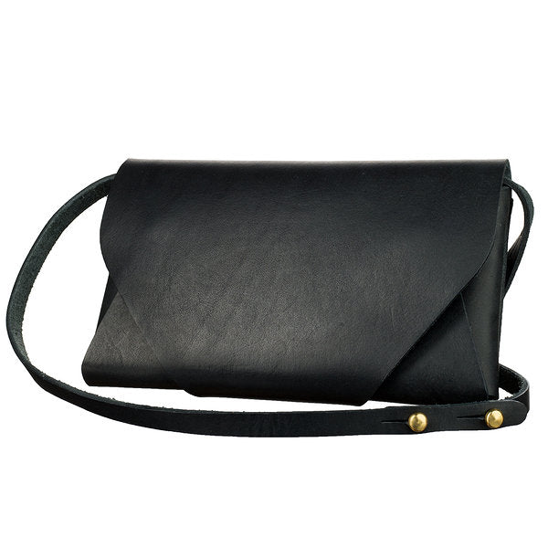 Pochette-portefeuille en cuir noir Stella Soomlais, vue de face avec bandoulière et rivets laiton