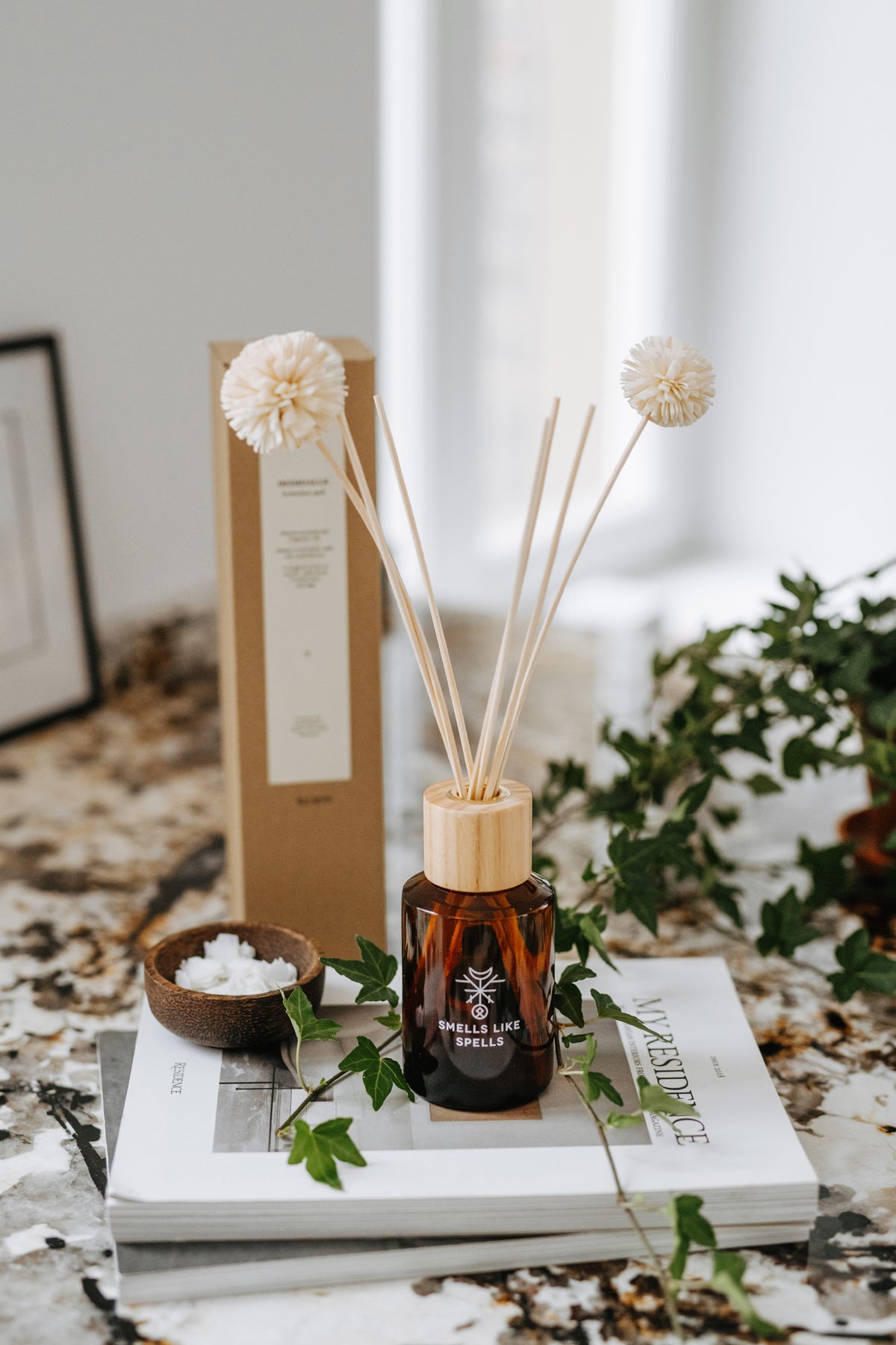 Parfums d'intérieur Smells Like Spells, vue lifestyle ambiance complète